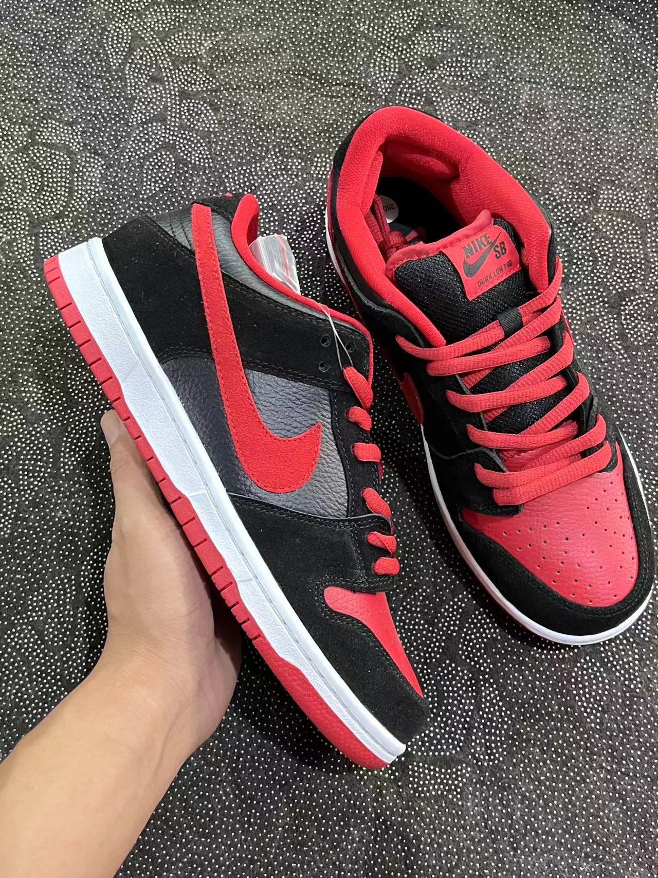 699 💰 Dunk Low SB jpack 黑红配色🔥 size：38-46 全码 VH代工厂原盒！ SB系列经典的天花板 最初一代的黑红经典撞色Dunk 无论是皮料还是鞋型 都比现在的Dunk好了太多！ 支持得物App/识货App鉴定 ！ 支持90 天无理由售后！