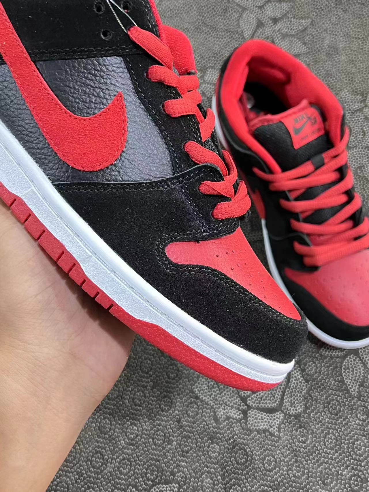 699 💰 Dunk Low SB jpack 黑红配色🔥 size：38-46 全码 VH代工厂原盒！ SB系列经典的天花板 最初一代的黑红经典撞色Dunk 无论是皮料还是鞋型 都比现在的Dunk好了太多！ 支持得物App/识货App鉴定 ！ 支持90 天无理由售后！