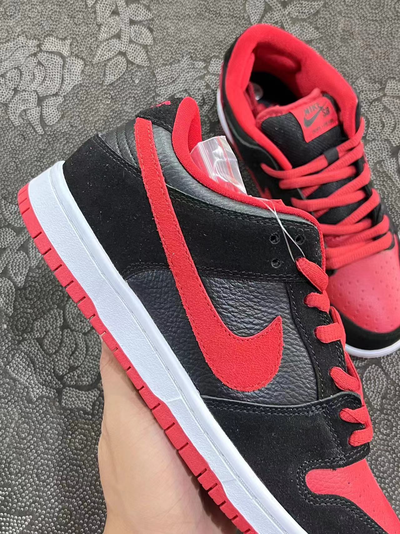 699 💰 Dunk Low SB jpack 黑红配色🔥 size：38-46 全码 VH代工厂原盒！ SB系列经典的天花板 最初一代的黑红经典撞色Dunk 无论是皮料还是鞋型 都比现在的Dunk好了太多！ 支持得物App/识货App鉴定 ！ 支持90 天无理由售后！