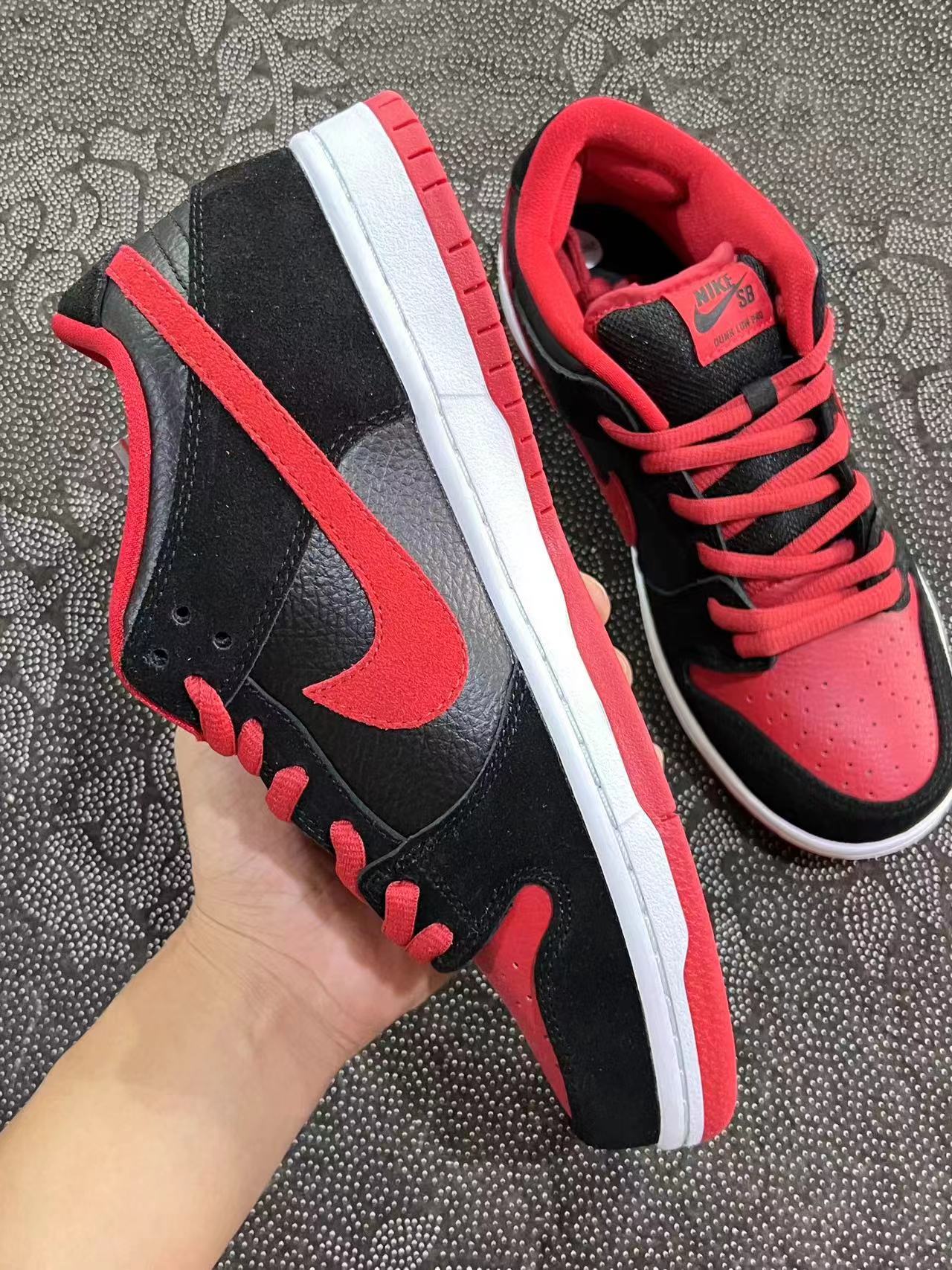 699 💰 Dunk Low SB jpack 黑红配色🔥 size：38-46 全码 VH代工厂原盒！ SB系列经典的天花板 最初一代的黑红经典撞色Dunk 无论是皮料还是鞋型 都比现在的Dunk好了太多！ 支持得物App/识货App鉴定 ！ 支持90 天无理由售后！