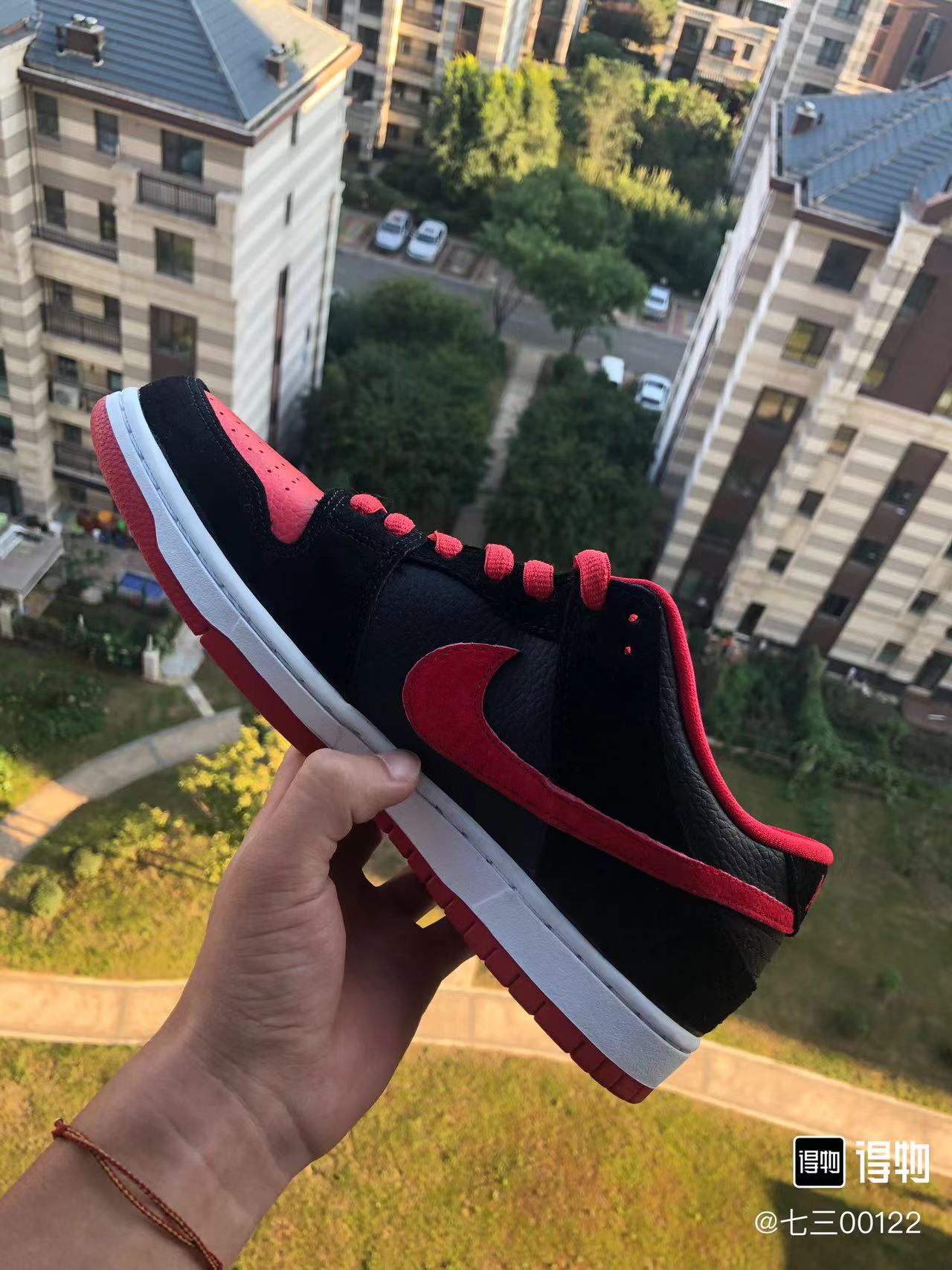 699 💰 Dunk Low SB jpack 黑红配色🔥 size：38-46 全码 VH代工厂原盒！ SB系列经典的天花板 最初一代的黑红经典撞色Dunk 无论是皮料还是鞋型 都比现在的Dunk好了太多！ 支持得物App/识货App鉴定 ！ 支持90 天无理由售后！