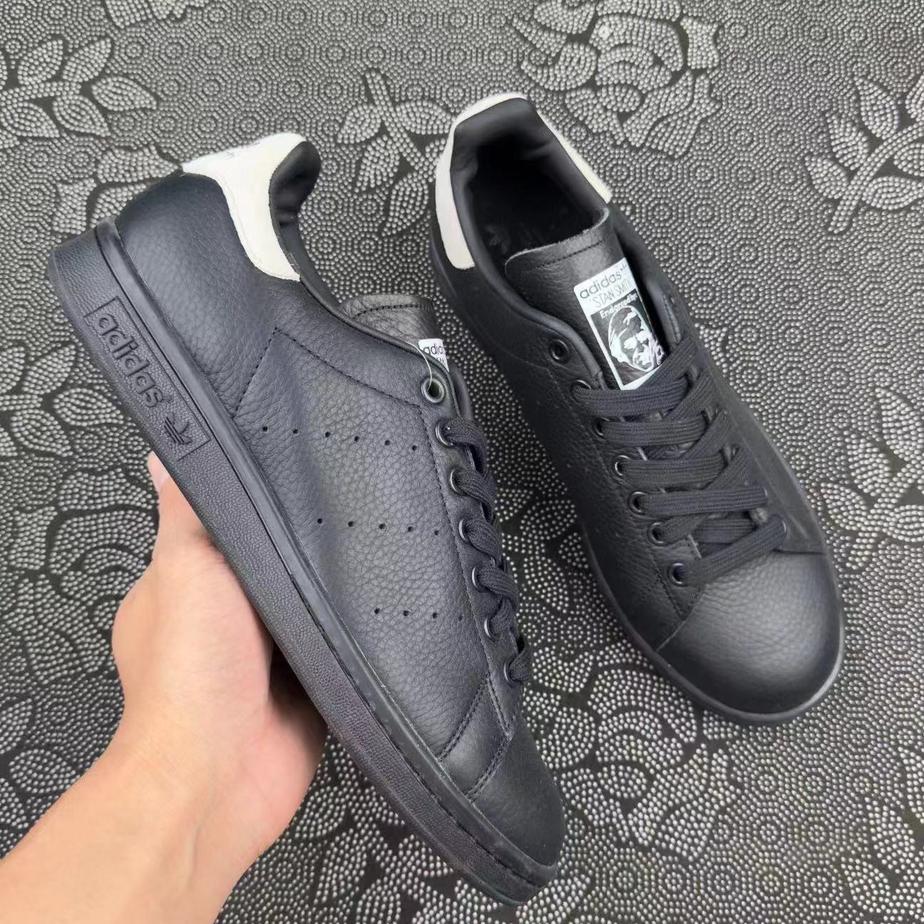 499 💰 adidas originals StanSmith 平衡低帮 板鞋 黑白联名款🔥 size：36-45 Atp代工厂原盒 平台一直缺货的一款联名 稀有度极高！少量补货代工厂优先供应货物！ 支持得物App/识货App鉴定 支持90 天无理由售后