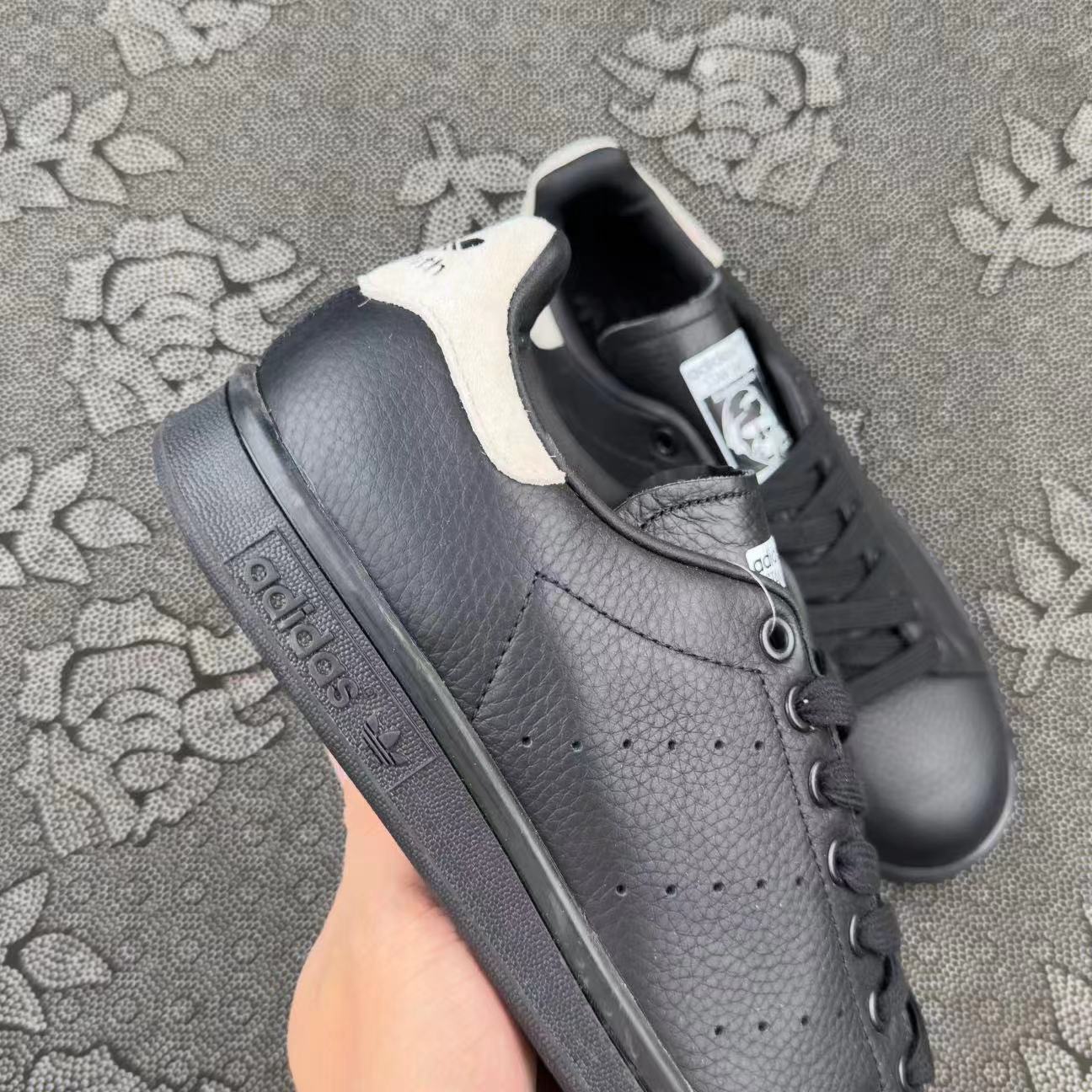 499 💰 adidas originals StanSmith 平衡低帮 板鞋 黑白联名款🔥 size：36-45 Atp代工厂原盒 平台一直缺货的一款联名 稀有度极高！少量补货代工厂优先供应货物！ 支持得物App/识货App鉴定 支持90 天无理由售后