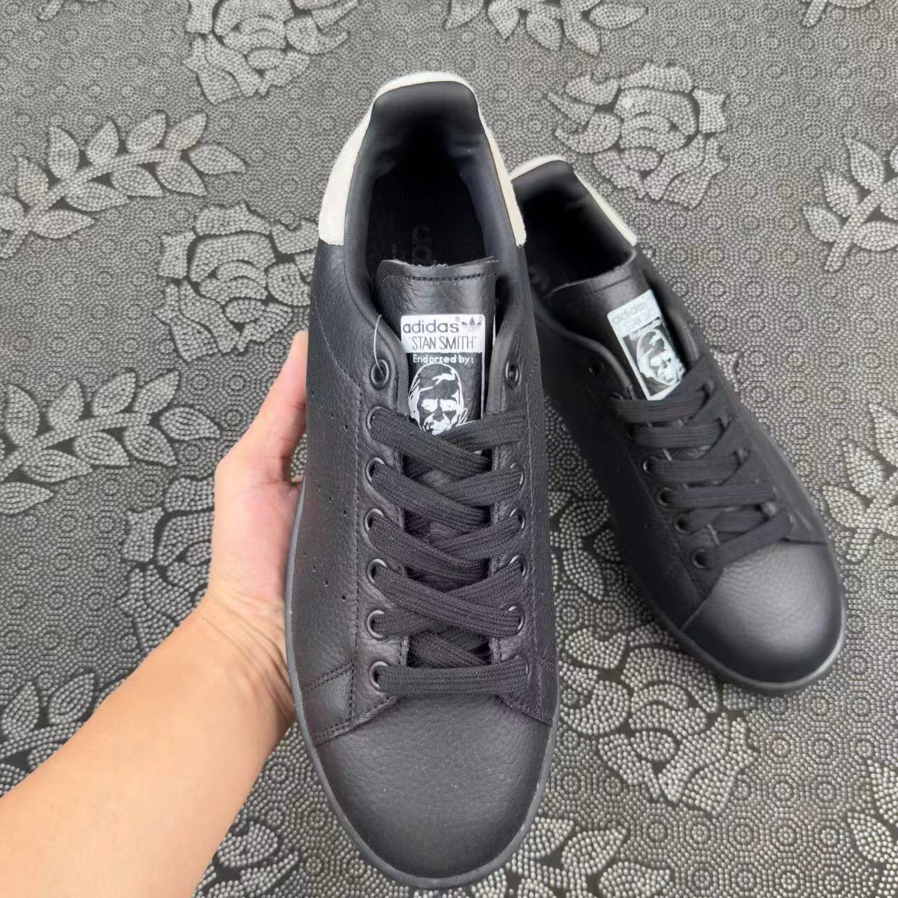 499 💰 adidas originals StanSmith 平衡低帮 板鞋 黑白联名款🔥 size：36-45 Atp代工厂原盒 平台一直缺货的一款联名 稀有度极高！少量补货代工厂优先供应货物！ 支持得物App/识货App鉴定 支持90 天无理由售后