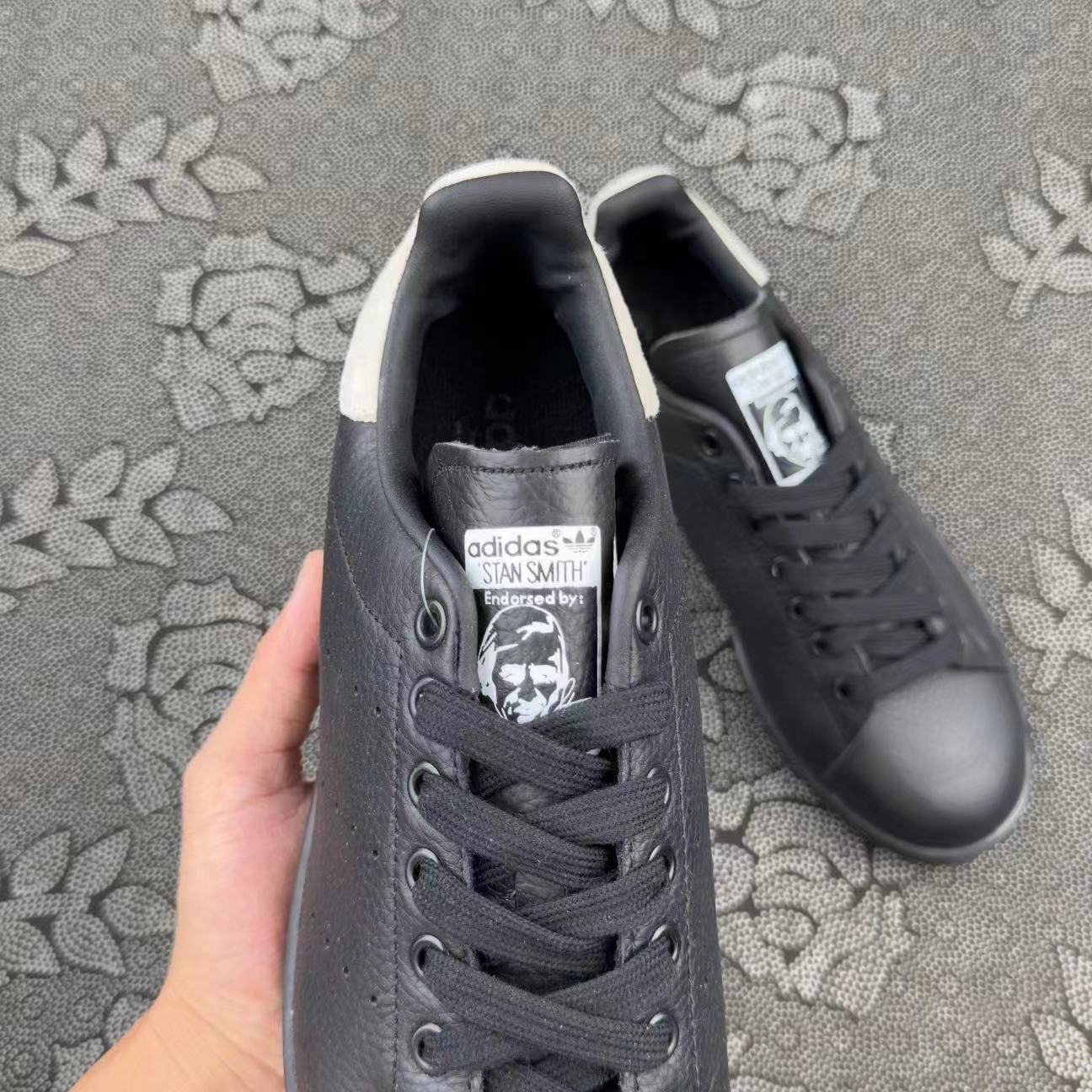 499 💰 adidas originals StanSmith 平衡低帮 板鞋 黑白联名款🔥 size：36-45 Atp代工厂原盒 平台一直缺货的一款联名 稀有度极高！少量补货代工厂优先供应货物！ 支持得物App/识货App鉴定 支持90 天无理由售后