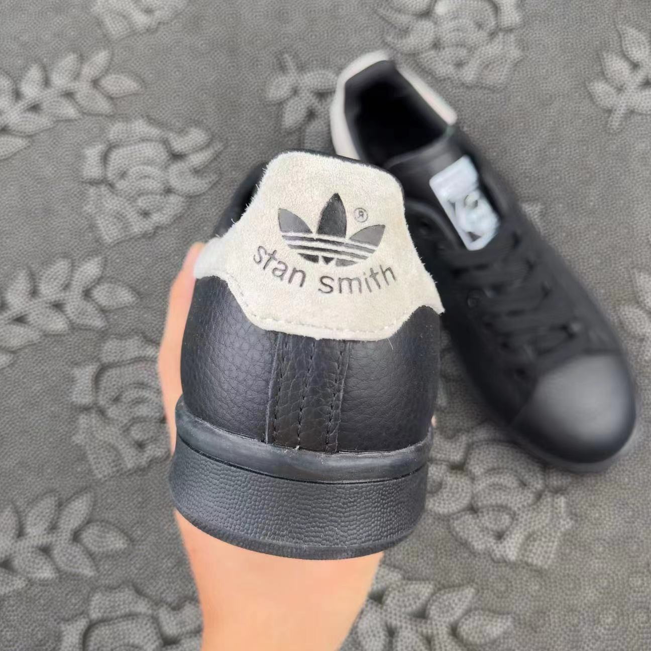 499 💰 adidas originals StanSmith 平衡低帮 板鞋 黑白联名款🔥 size：36-45 Atp代工厂原盒 平台一直缺货的一款联名 稀有度极高！少量补货代工厂优先供应货物！ 支持得物App/识货App鉴定 支持90 天无理由售后