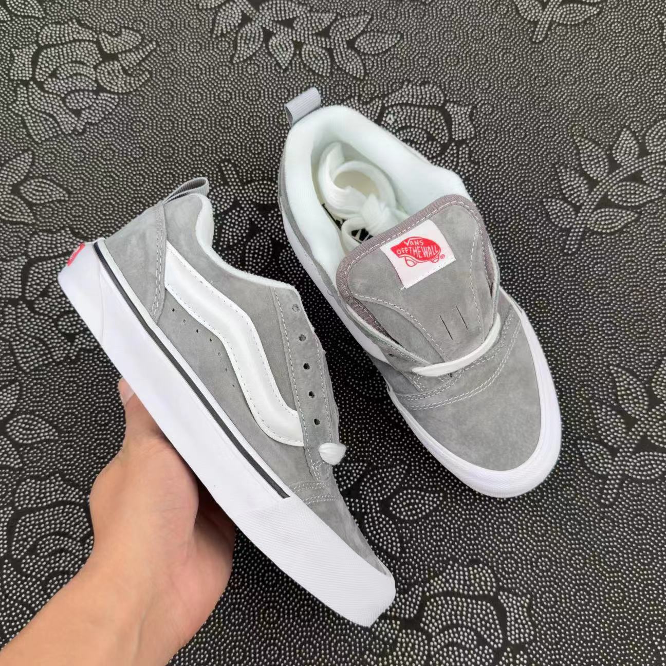 399 💰 Vans Knu Skool低帮面包鞋 白灰色 size：35-45 全码 Vans代工厂原盒 这双胖Vans太可爱了！全新季Vans Classias Knu skool 面包滑板鞋系列， 整鞋选用灰色与白色作为撞色搭配，非常有质感的麂皮，再加上加厚的鞋舌与后跟，增加了整双鞋的复古质感，适合街头搭配！ 支持得物App/识货App鉴定！ 支持90 天无理由售后