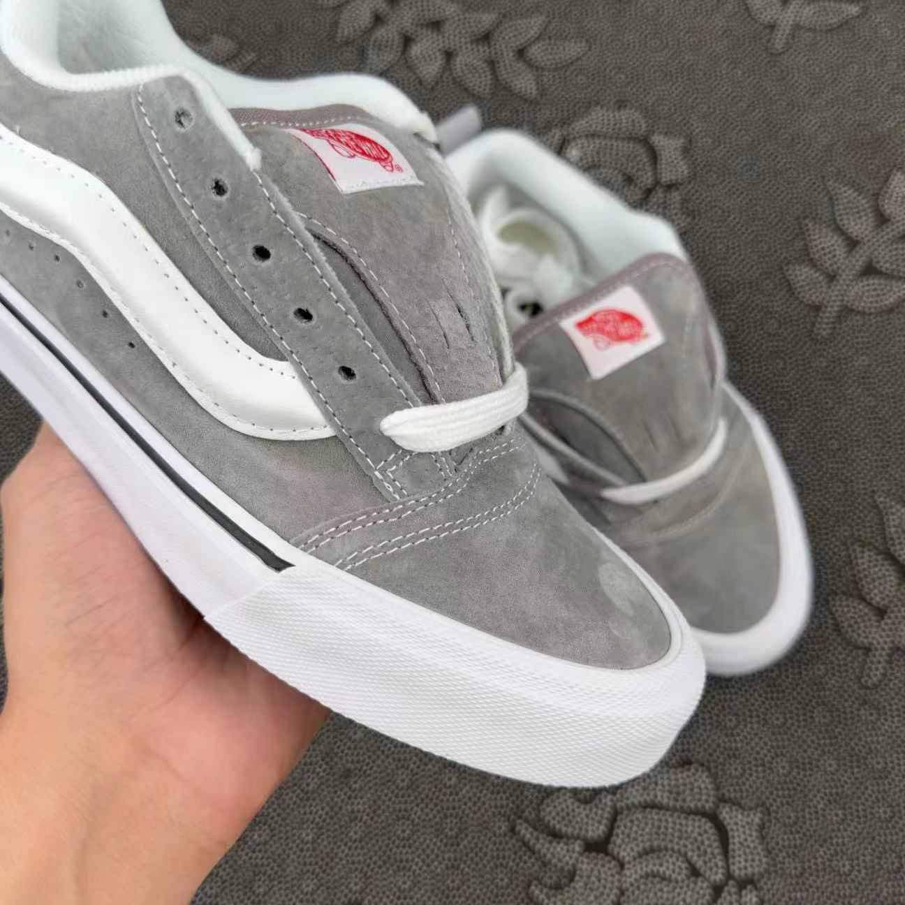 399 💰 Vans Knu Skool低帮面包鞋 白灰色 size：35-45 全码 Vans代工厂原盒 这双胖Vans太可爱了！全新季Vans Classias Knu skool 面包滑板鞋系列， 整鞋选用灰色与白色作为撞色搭配，非常有质感的麂皮，再加上加厚的鞋舌与后跟，增加了整双鞋的复古质感，适合街头搭配！ 支持得物App/识货App鉴定！ 支持90 天无理由售后