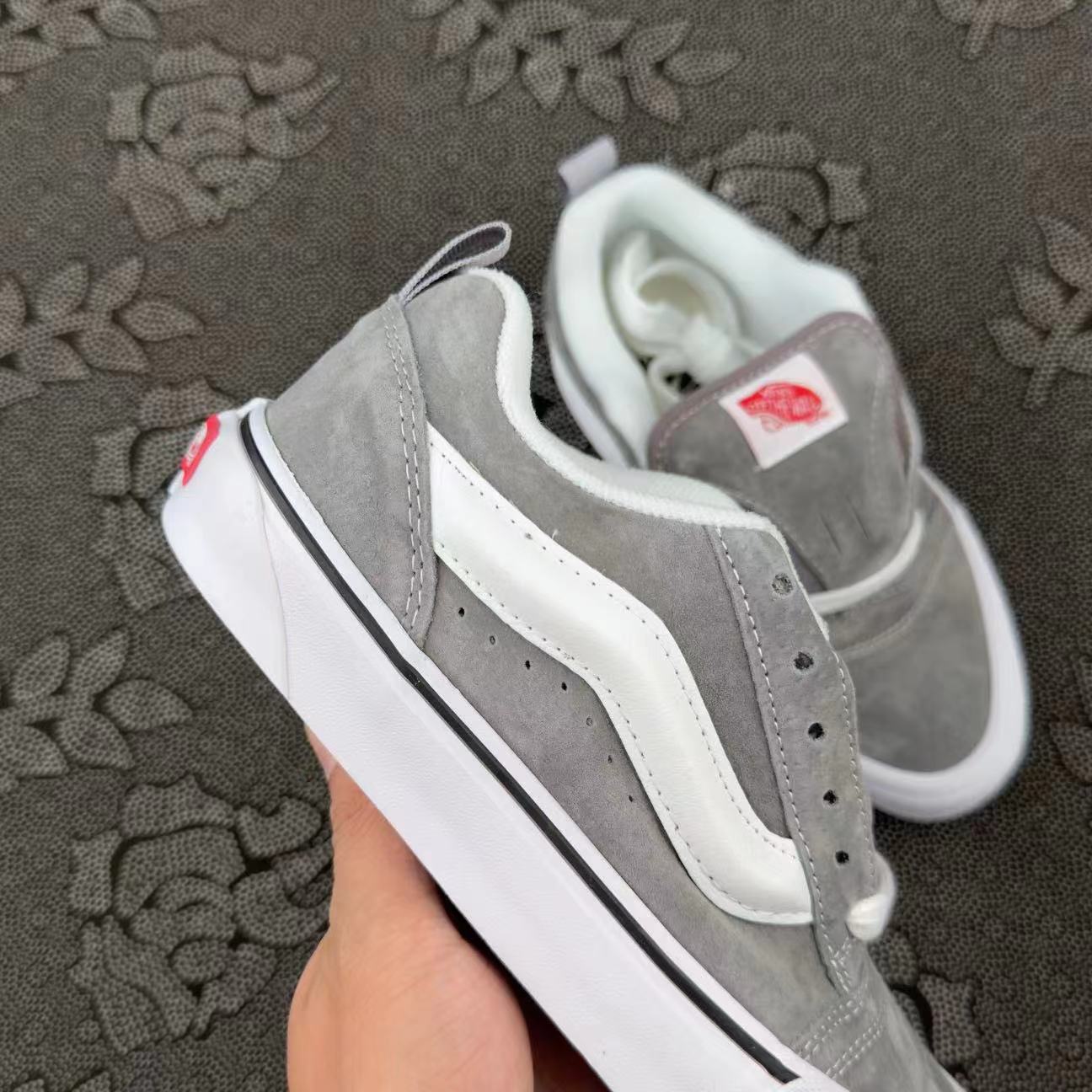 399 💰 Vans Knu Skool低帮面包鞋 白灰色 size：35-45 全码 Vans代工厂原盒 这双胖Vans太可爱了！全新季Vans Classias Knu skool 面包滑板鞋系列， 整鞋选用灰色与白色作为撞色搭配，非常有质感的麂皮，再加上加厚的鞋舌与后跟，增加了整双鞋的复古质感，适合街头搭配！ 支持得物App/识货App鉴定！ 支持90 天无理由售后