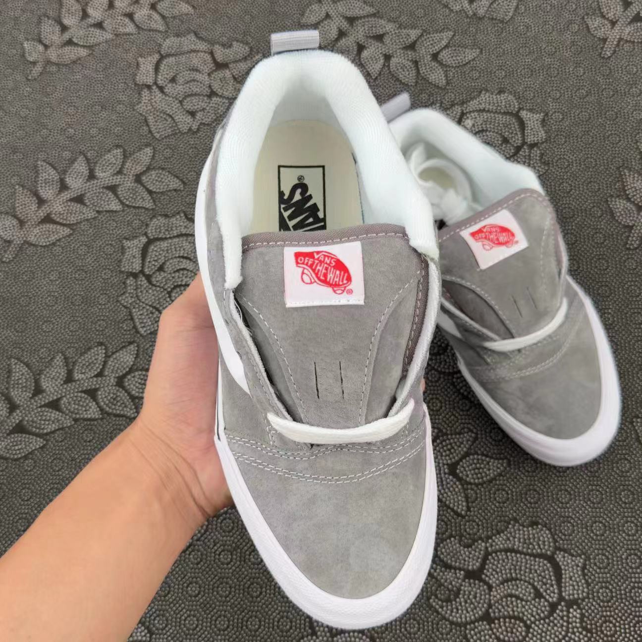 399 💰 Vans Knu Skool低帮面包鞋 白灰色 size：35-45 全码 Vans代工厂原盒 这双胖Vans太可爱了！全新季Vans Classias Knu skool 面包滑板鞋系列， 整鞋选用灰色与白色作为撞色搭配，非常有质感的麂皮，再加上加厚的鞋舌与后跟，增加了整双鞋的复古质感，适合街头搭配！ 支持得物App/识货App鉴定！ 支持90 天无理由售后