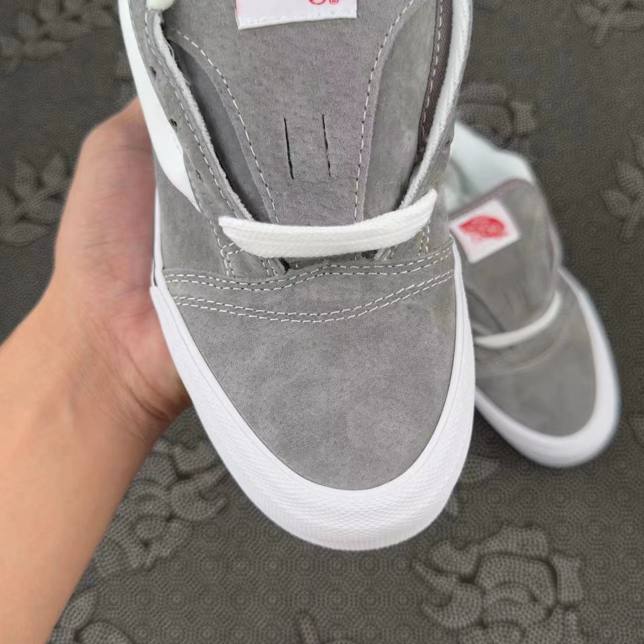 399 💰 Vans Knu Skool低帮面包鞋 白灰色 size：35-45 全码 Vans代工厂原盒 这双胖Vans太可爱了！全新季Vans Classias Knu skool 面包滑板鞋系列， 整鞋选用灰色与白色作为撞色搭配，非常有质感的麂皮，再加上加厚的鞋舌与后跟，增加了整双鞋的复古质感，适合街头搭配！ 支持得物App/识货App鉴定！ 支持90 天无理由售后