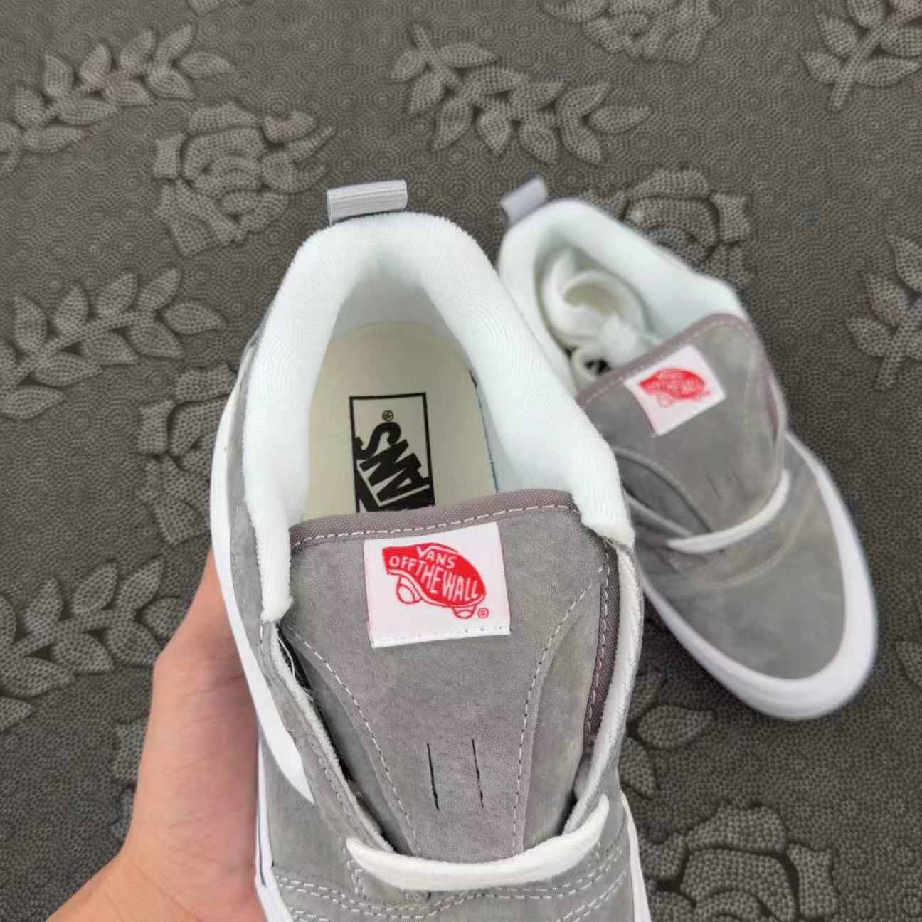 399 💰 Vans Knu Skool低帮面包鞋 白灰色 size：35-45 全码 Vans代工厂原盒 这双胖Vans太可爱了！全新季Vans Classias Knu skool 面包滑板鞋系列， 整鞋选用灰色与白色作为撞色搭配，非常有质感的麂皮，再加上加厚的鞋舌与后跟，增加了整双鞋的复古质感，适合街头搭配！ 支持得物App/识货App鉴定！ 支持90 天无理由售后