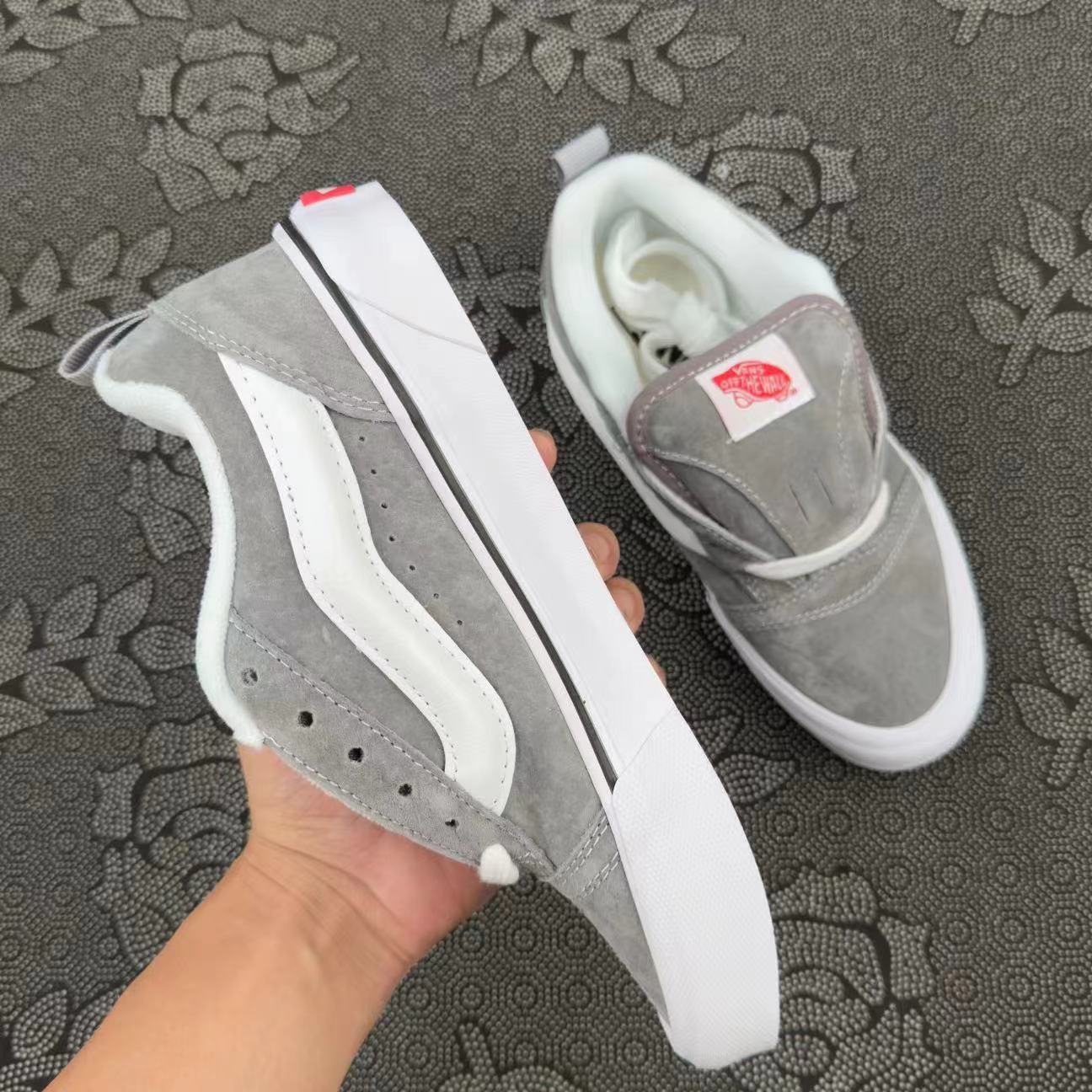 399 💰 Vans Knu Skool低帮面包鞋 白灰色 size：35-45 全码 Vans代工厂原盒 这双胖Vans太可爱了！全新季Vans Classias Knu skool 面包滑板鞋系列， 整鞋选用灰色与白色作为撞色搭配，非常有质感的麂皮，再加上加厚的鞋舌与后跟，增加了整双鞋的复古质感，适合街头搭配！ 支持得物App/识货App鉴定！ 支持90 天无理由售后