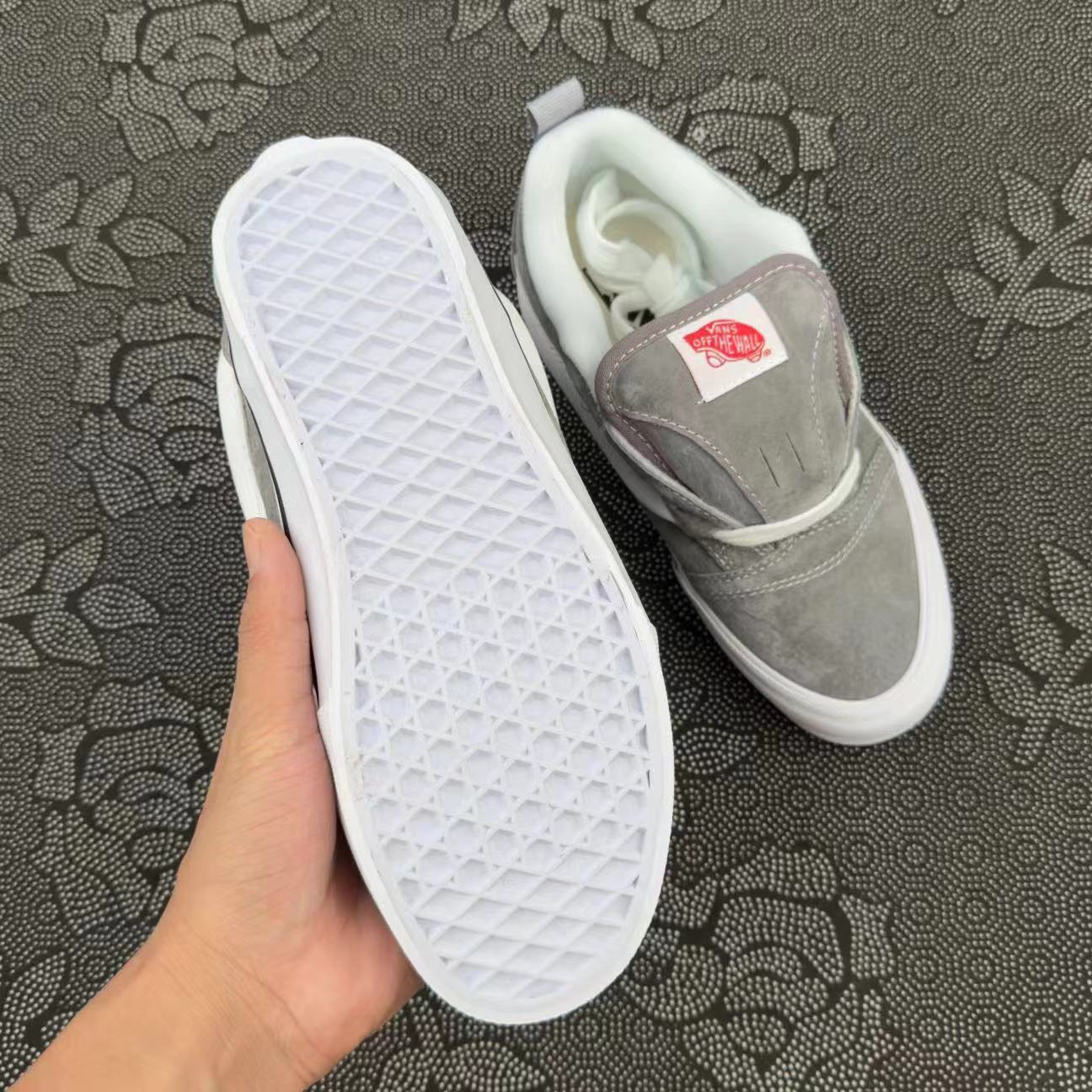 399 💰 Vans Knu Skool低帮面包鞋 白灰色 size：35-45 全码 Vans代工厂原盒 这双胖Vans太可爱了！全新季Vans Classias Knu skool 面包滑板鞋系列， 整鞋选用灰色与白色作为撞色搭配，非常有质感的麂皮，再加上加厚的鞋舌与后跟，增加了整双鞋的复古质感，适合街头搭配！ 支持得物App/识货App鉴定！ 支持90 天无理由售后