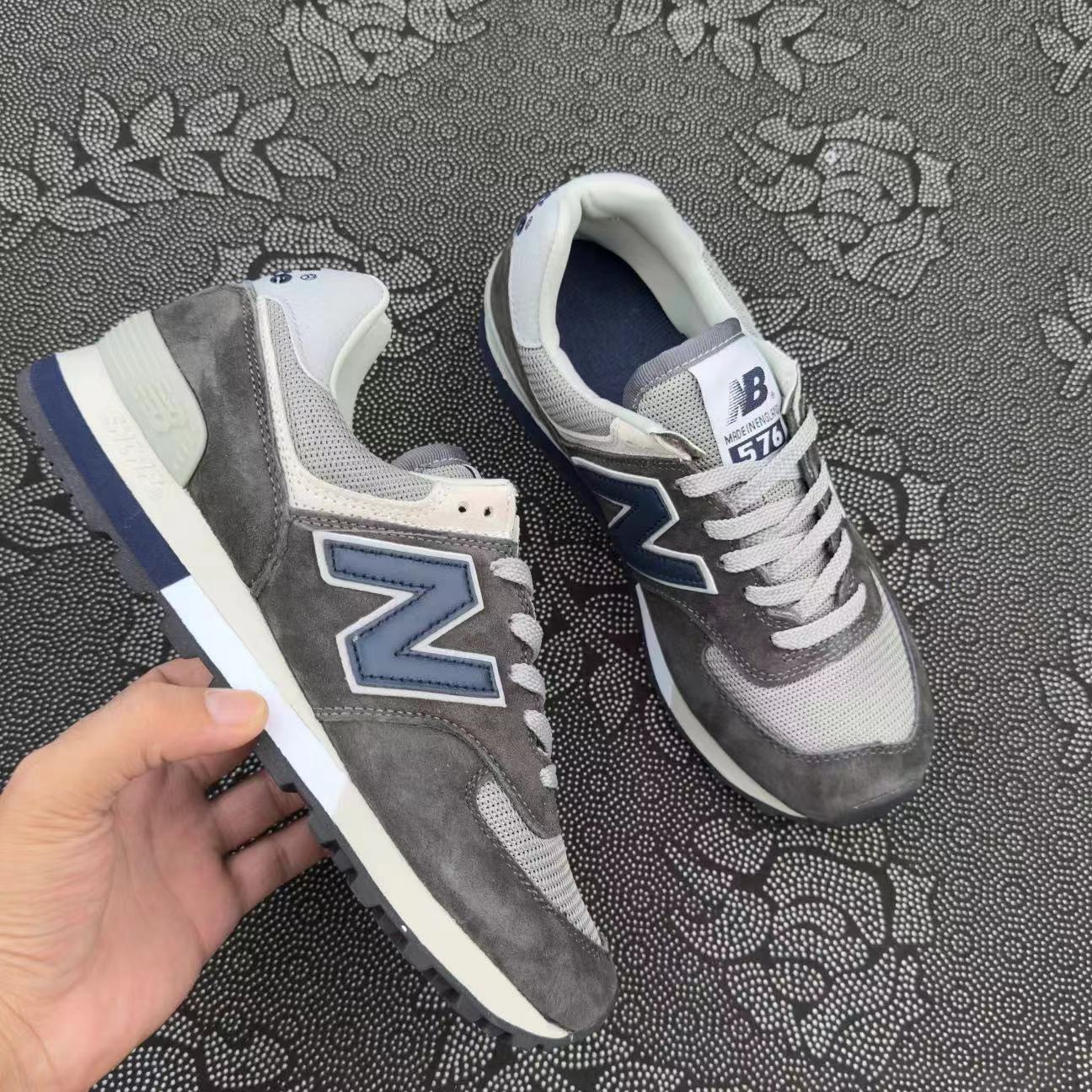 449 💰 New Balance NB 576 35th Anniversary 跑步鞋 新款四色🔥 size：36-45 韩国专柜原盒订单 相比于574 ，576 在皮料 鞋型上升级都不是一点半点，质感和配色都是很棒的 且是NB35 周年纪念版 意义不凡 值得入的一款好鞋！ 支持得物App/识货App鉴定 支持90 天无理由售后