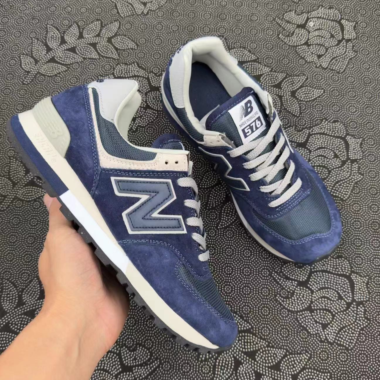 449 💰 New Balance NB 576 35th Anniversary 跑步鞋 新款四色🔥 size：36-45 韩国专柜原盒订单 相比于574 ，576 在皮料 鞋型上升级都不是一点半点，质感和配色都是很棒的 且是NB35 周年纪念版 意义不凡 值得入的一款好鞋！ 支持得物App/识货App鉴定 支持90 天无理由售后