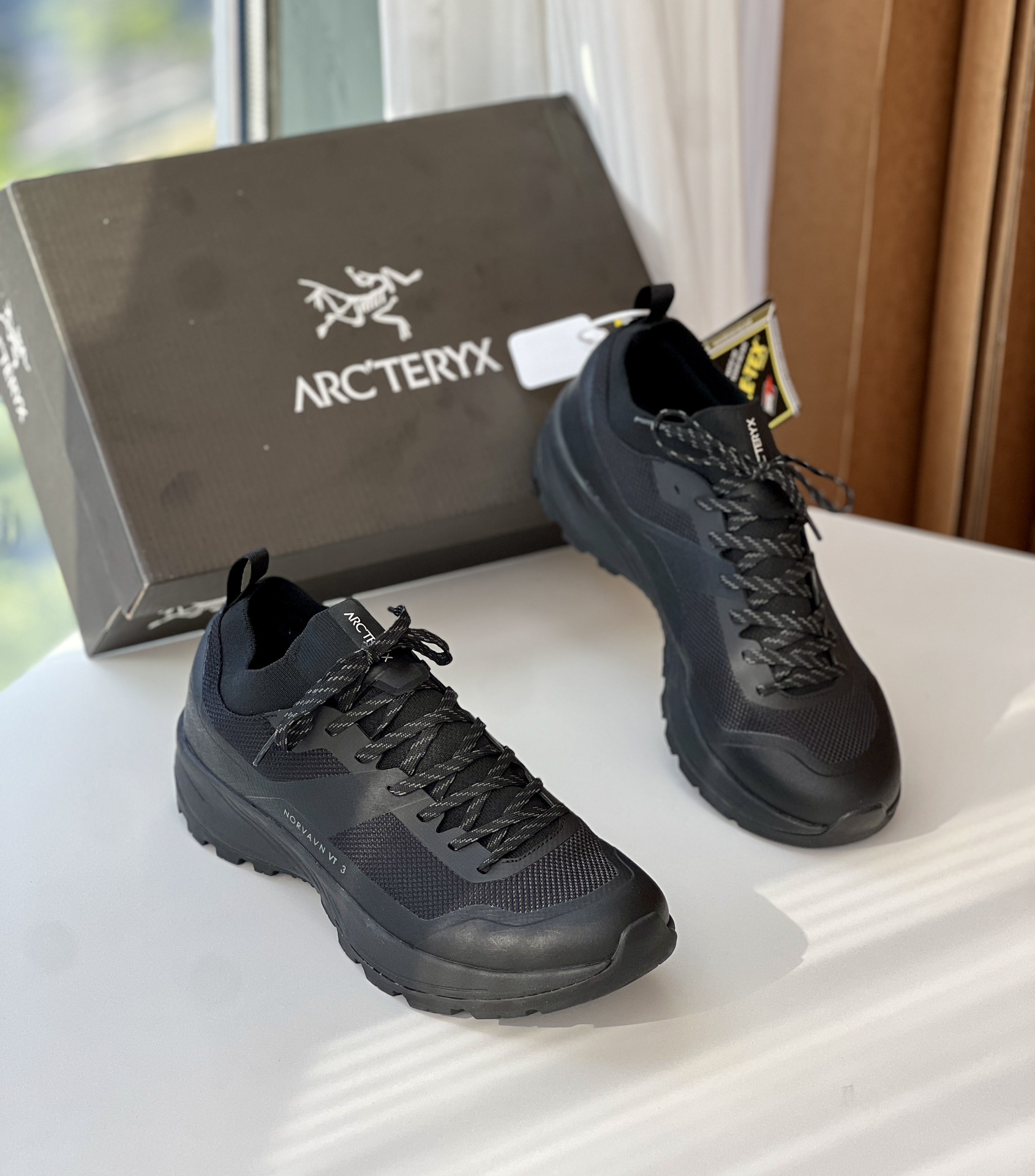 NO:274897,Pure Archaeopteryx NORVA—— VT3 Black Your outdoor adventure partner!  Lightweight design, every step is as free as the wind. All foot shapes can fit perfectly, no matter mountains, rivers, lakes and seas, they are like walking on flat ground. GORE-TEX waterproof technology allows moisture no longer an obstacle, and can keep your feet happy even in a humid wild environment. Large wear-resistant and non-slip, Vibram@ Megagrip outsole gives you a stable grip on changing terrain. Out of the box, the shoe shape is thin, the sole is thick, and the foot experience is light and comfortable, making your outdoor trip more relaxed. Trendy functional style, appearance and function, can be perfectly adapted whether it is daily commuting or outdoor wildness. Public recommendation index five stars!  The perfect combination of daily life and outdoors, focusing on appearance, functionality and comfort. Size 38 39 40 41 42 43 44 size, arc'teryx19860909纯原始祖鸟 NORVA—— VT3 黑色 你的户外探险伙伴！ 轻量级设计,每一步都如风般自由.所有脚型都能的完美贴合,无论山川湖海,都如履平地. GORE-TEX防水技术,让水分不再是阻碍,即使在潮湿的野外环境,也能保持双脚的千爽. 大耐磨防滑, Vibram@ Megagrip 外底,给你在多变地形上的稳固抓地力. 开箱即用,鞋型瘦长,鞋底厚实,上脚体验轻 盈舒适,让你的户外之旅更加畅快. 潮流机能风,颜值与功能兼备,无论是日常通 勤还是户外撒野,都能完美适应. 公推荐指数五颗星！日常与户外的完美结合,主打颜值,功能性和舒适性并存. 尺码38 39 40 41 42 43 44码,arc'teryx,Men's shoes