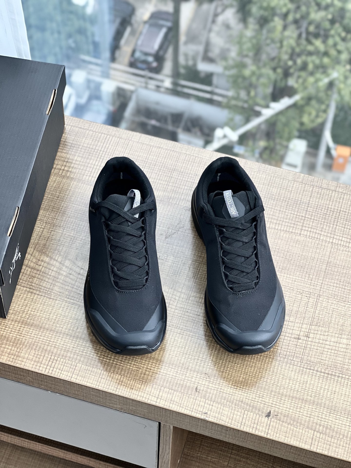 NO:273898,Pure original version ARC'TERYX Archaeopteryx has always been known for its exquisite craftsmanship and fashionable design. AERIOS FL GORE-TEX waterproof men's hiking shoes are not only outstanding in performance, but also simple and elegant in appearance, full of fashion sense. Whether paired with outdoor sports equipment or daily casual clothing, you can show your unique taste and personality.,arc'teryx19860909纯原版本 ARC'TERYX 始祖鸟一直以来都以精湛的工艺和时尚的设计著称.AERIOS FL GORE-TEX 防水男子徒步鞋不仅在性能上出类拔萃,其外观更是简约大气,充满了时尚感.无论是搭配户外运动装备还是日常休闲服饰,都能展现您独特的品味和个性.,arc'teryx,Men's shoes