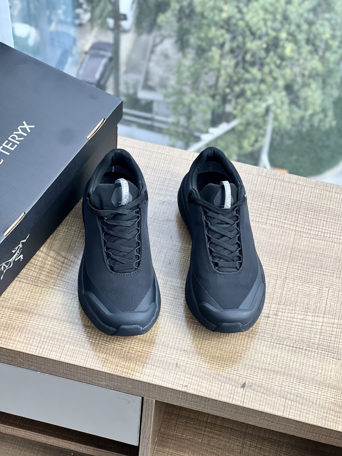 NO:274894,Pure original flo fine net DYLANGTX2 Archaeoptera bird has always been known for its exquisite craftsmanship and fashionable design. Waterproof men's hiking shoes are not only outstanding in performance, but also simple and elegant in appearance, full of fashion sense. Whether it is matched with outdoor sports equipment or daily casual clothing, you can show your unique taste and personality. 39.40.41.42.43.44.45,arc'teryx19860909纯原flo细网 DYLANGTX2始祖鸟一直以来都以精湛的工艺和时尚的设计著称, 防水男子徒步鞋不仅在性能上出类拔萃,其外观更是简约大气,充满了时尚感.无论是搭配户外运动装备还是日常休闲服饰,都能展现您独特的品味和个性. 39.40.41.42.43.44.45,arc'teryx,Men's shoes