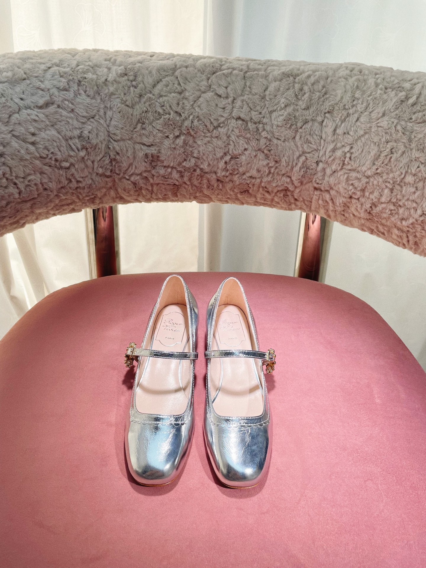 NO:165191,* 25 new Mary Jane ballet shoes released in Sydney stores worldwide, and the RV series is long-term!  The iconic RV sun flower diamond buckle is here quietly this summer, travel~ driving~ party style is the first choice for the feet, very comfortable to wear, elegant and versatile. Original mold opening (only made in the RV market high version) Sole original custom leather outsole Material: Original custom beef patent leather/mirror leather Imported sheepskin inner lining hardware original 11 diamond buckle size 34-40 sizes (positive size) 34/40 custom heel height 2.5cm shoe box with original full packaging, ballet shoes, mary jane, sheepskin, Leather soles19860909出  * 25新款玛丽珍芭蕾舞鞋 悉尼门店全球首发 RV系列长期做货 ！ 标志性的RV太阳花钻扣 这个夏天悄悄的来了,旅游~开车~聚会首选款式 上脚非常舒适 高雅百搭.原版开模（只做RV市场高版本） 鞋底原版定制真皮大底 材质:原版定制牛漆皮/镜面皮 内里进口羊皮内里 五金原版11钻扣 码数34-40码（正码）34/40定制 跟高2.5cm 鞋盒配原版全套包装,芭蕾舞鞋,mary jane,sheepskin,Leather soles,Women's Shoes