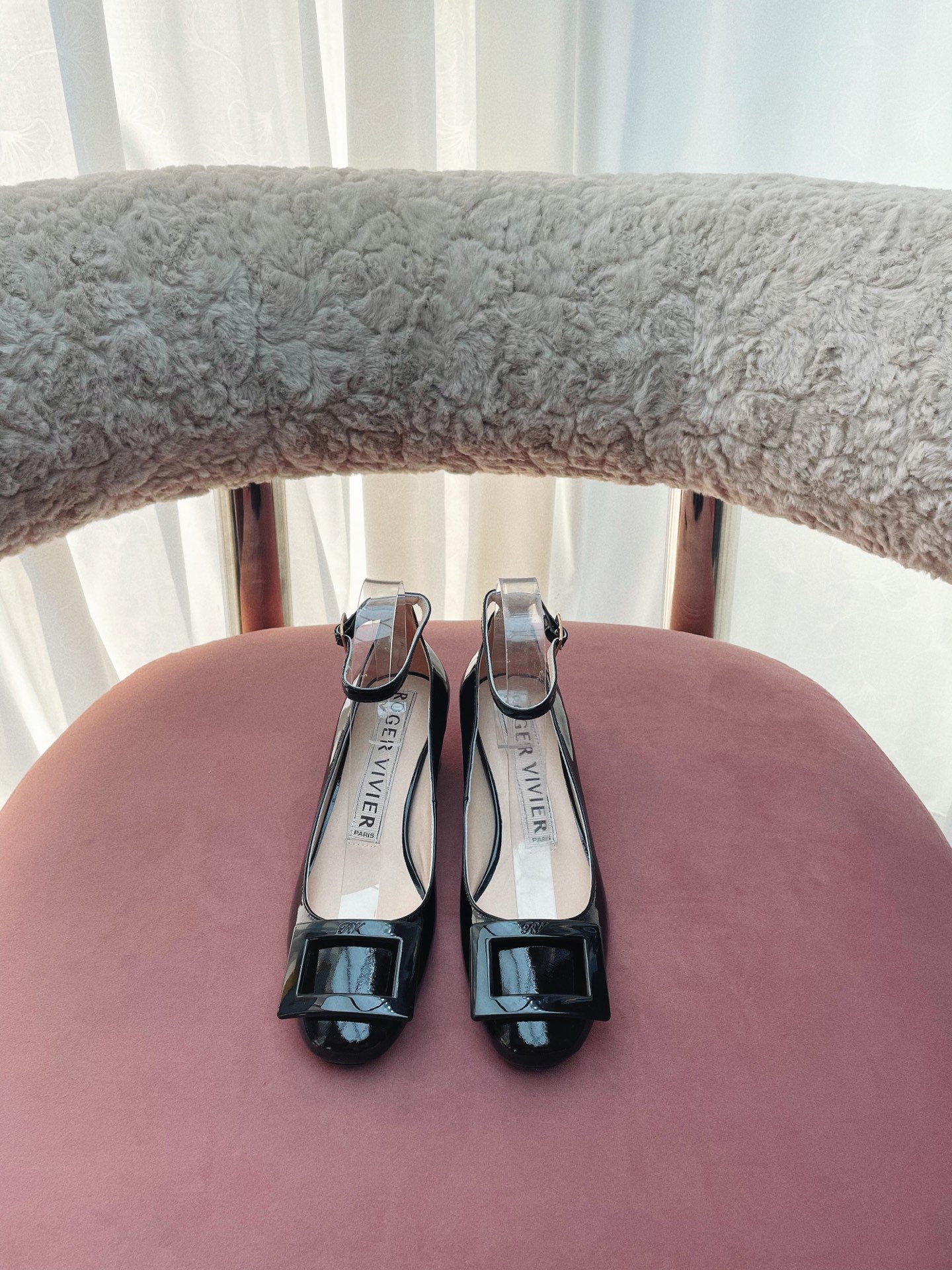 NO:165193,* 25 latest women's lady style fashionable ballet shoes interpret unique charm with playful and cute curved lines. This metal buckle rear auspicious high heels are handmade from patent leather, paired with a Trompette round heel, with a simple and unique style, showing the brand's characteristics. The heel buckle is Nianwu Shihui, and the temperament is full of wedding shoes. It is also very beautiful when you are married. The original replica, the style is super positive, the workmanship is perfect, the workmanship is very comfortable to wear, and the foot is very comfortable, and the foot is very comfortable. The sole is Italian rubber sole Material: original customized patent leather, imported sheepskin inner lining, hardware original 11 customized buckle, size 35-40, 40 customized non-return and exchange Heel height: 3cm/5cm, ballet shoes, high heels, sheepskin19860909出 * 25最新款女士淑女风时尚芭蕾舞鞋 以俏皮可爱的弯曲线条演绎独特魅力.本款金属扣后祥带高跟鞋以漆皮手工制成,搭配 Trompette 圆形跟,款式简约别致,尽显品牌特色.后跟祥带款年斡時麾 上脚氣質满满 当婚鞋也是非常好看呢 原版复刻 版型超正 做工细节完美 稳稳的穿着很舒服,上脚非常舒适 高雅百搭. 鞋底意大利橡胶底 材质:原版定制漆皮 内里进口羊皮内里 五金原版11定制饰扣 码数35-40码 40定制不退换 跟高: 3cm/5cm,芭蕾舞鞋,high heels,sheepskin,Women's Shoes