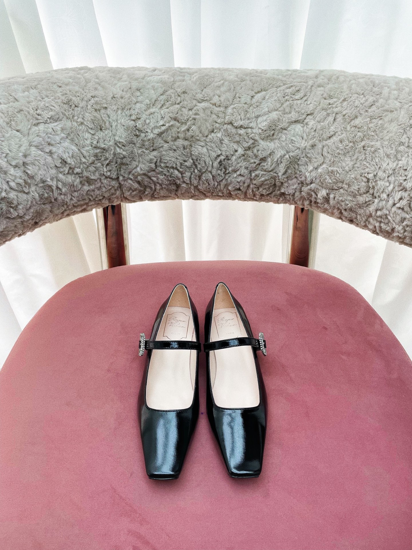 NO:227733,The latest RV of * 25 is in the gentle light. A upper is as bright as a mirror, reflecting the soft light and shadow around it. The simple square-toe design not only retains the retro charm but also incorporates a modern and fashionable feeling. A thin belt lies across the upper, which is inlaid with dazzling rhinestone buckles, like the stars shining in the night sky, emitting a charming light inadvertently. It is not only the decoration of the shoes, but also the finishing touch, adding a luxurious temperament to the whole. The low thick heel provides comfortable support while also providing elegant style, making every step calm and confident. The pink interior is like a gentle dream, adding a bit of romance to this cool black shoes.  This pair of single shoes seems to be a perfect fusion of fashion and comfort. Whether you are strolling on the streets of the city or being in an elegant party, you can easily control it and show your unique charm. Original custom A-grade leather outsole Material: Customized original sheepskin surface Imported sheepskin footbed size 34-40 sizes 34/40 custom heel height 3cm full package, Mary Jane, mary jane, sheepskin, Leather soles19860909出 * 25最新款RV在温柔的光线里,一鞋面如镜面般闪亮,折射出周围柔和的光影.简约的方头设计,既保留了复古韵味,又融入了现代时尚感. 一条细带横亘鞋面,其上镶嵌着璀璨的水钻扣饰,宛如夜空中闪烁的繁星,在不经意间散发着迷人光芒.它不仅是鞋子的装饰,更是点睛之笔,为整体增添了奢华气质. 低低的粗跟,在提供舒适支撑的同时,又不失优雅格调,让每一步都走得从容自信.粉色的内里,恰似一抹温柔的梦,为这双酷感的黑色鞋子添了几分浪漫. 这双单鞋,仿佛是时尚与舒适的完美融合,无论是漫步在都市街头,还是置身于优雅的派对,都能轻松驾驭,尽显独特魅力. 鞋底原版定制A级真皮大底 材质:定制原版羊皮面 垫脚进口羊皮垫脚 码数34-40码 34/40定制 跟高3cm 配套全套包装,玛丽珍,mary jane,sheepskin,Leather soles,Women's Shoes