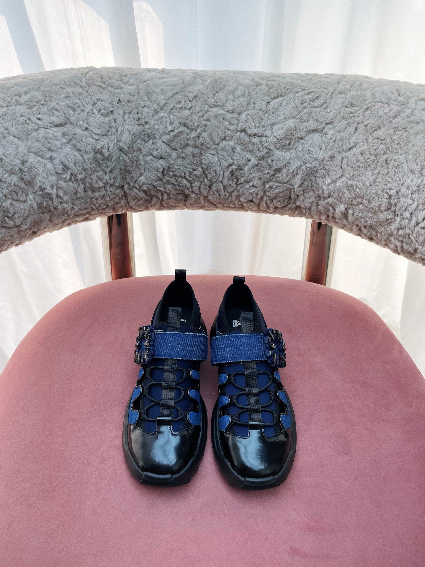 NO:247775,Out * These casual sneakers are quite unique  The classic elements come with a casual and casual atmosphere, which instantly adds a bit of unrestrained feeling to the overall shape. Black leather is used in toe, shoelaces and fasteners, forming a distinct contrast with blue denim, making it full of fashion sense. The thick-soled design is one of the highlights, which not only enhances the wearer's height and increases the visual uprightness, but also gives the shoes a unique trendy style, which is very eye-catching when walking on the street. The combination of Velcro and shoelaces is practical and convenient, and Velcro can be fast  Fixing shoes, the shoelaces can further fine-tune the elasticity and tightness to ensure a comfortable and fitting dressing experience. In terms of matching, it is a versatile tool. It is matched with jeans and the same material creates a integrated casual style; combined with sports pants, thick soles collide with sports elements to show vitality and dynamics; even when paired with skirts, it can create a unique style of balance, which can be easily adapted whether it is shopping, sports or leisure parties.  Material: Original custom cowhide, inner grain sheepskin inner, original hardware 11 square buckle/diamond buckle, size 34-40 34/40/custom Heel height: 7.5cm Shoe box with original full packaging, casual shoes/sports shoes, sneakers, skirts, jeans, cowhide, sheepskin19860909出 * 这双休闲运动鞋颇具特色 经典的元素,自带随性休闲氛围,瞬间为整体造型增添几分不羁感.黑色皮革用于鞋头、鞋带及扣件等部位,与蓝色牛仔形成鲜明撞色,时尚感拉满.厚底设计是亮点之一,不仅提升了穿着者的身高,增加视觉上的挺拔感,还赋予鞋子独特的潮流风格,走在街头十分吸睛.魔术贴搭配鞋带的组合实用又便捷,魔术贴可快速固定鞋子,鞋带则能进一步微调松紧,确保舒适贴合的穿着体验.在搭配方面,它堪称百搭利器.与牛仔裤搭配,同材质呼应打造出浑然一体的休闲风；和运动裤组合,厚底与运动元素碰撞,彰显活力动感；即便是搭配裙装,也能营造出娘man平衡的独特风格,无论是日常逛街、运动健身还是休闲聚会,都能轻松适配. 材质: 原版定制牛皮 内里粒面羊皮内里 五金原版11方扣/钻扣 码数34-40码 34/40/定制 跟高: 7.5cm 鞋盒配原版全套包装,休闲鞋/运动鞋,sneakers,skirts,jeans,cowhide,sheepskin,Women's Shoes