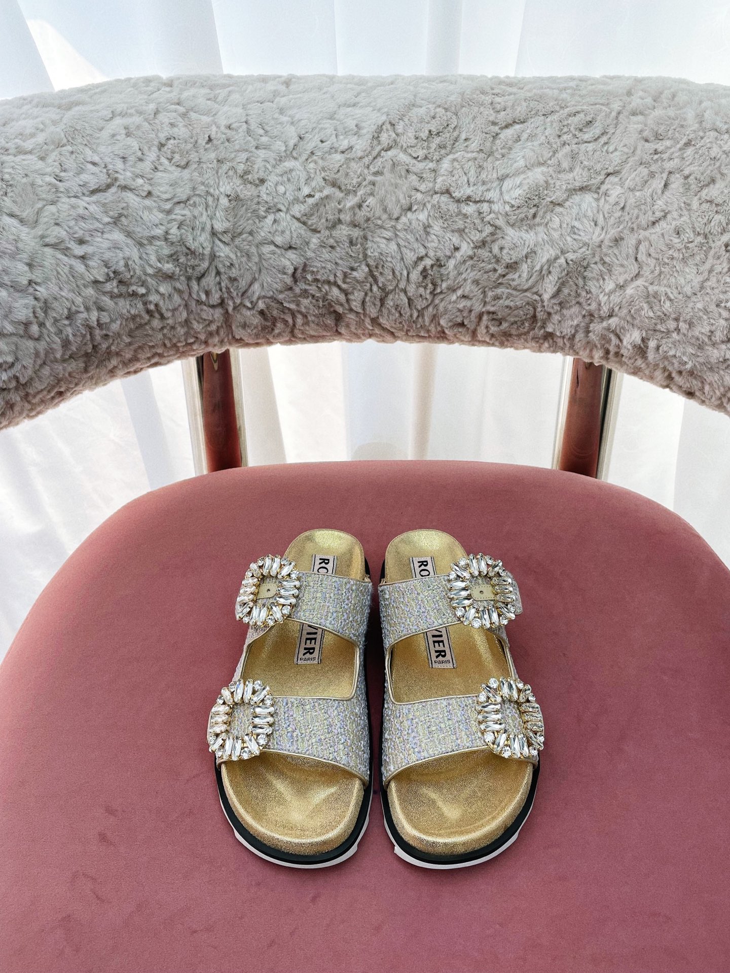 NO:247799,* Classic double rhinestone buckle slippers (leather surface, mesh, silk, Greet, film, linen) highest version Long-term production PVC transparent film original replica, super positive style, perfect workmanship details, full of vintage, very comfortable on the feet, elegant and versatile. Original mold opening (not the ordinary version of the market) wear-resistant and non-slip raw rubber outsole Material: Original custom imported cowhide/film Inner imported sheepskin inner hardware original 11 mold opening ZP buckle Size 34-40 sizes 34/40 Customized non-return and exchange Heel height: 2cm, slippers, slippers, cowhide, sheepskin, real silk19860909出 * 经典双水钻扣拖鞋（皮面、网面、真丝、格力特、胶片、麻布）最高版本 长期做货 PVC透明胶片原版复刻 版型超正 做工细节完美 搭配vintage感十足,上脚非常舒适 高雅百搭.原版开模（不是市场的普通版本）耐磨防滑生胶大底 材质:原版定制进口牛皮/胶片  内里进口羊皮内里 五金原版11开模 ZP扣 码数34-40码 34/40 定制不退换 跟高:2cm,拖鞋,slippers,cowhide,sheepskin,real silk,Women's Shoes