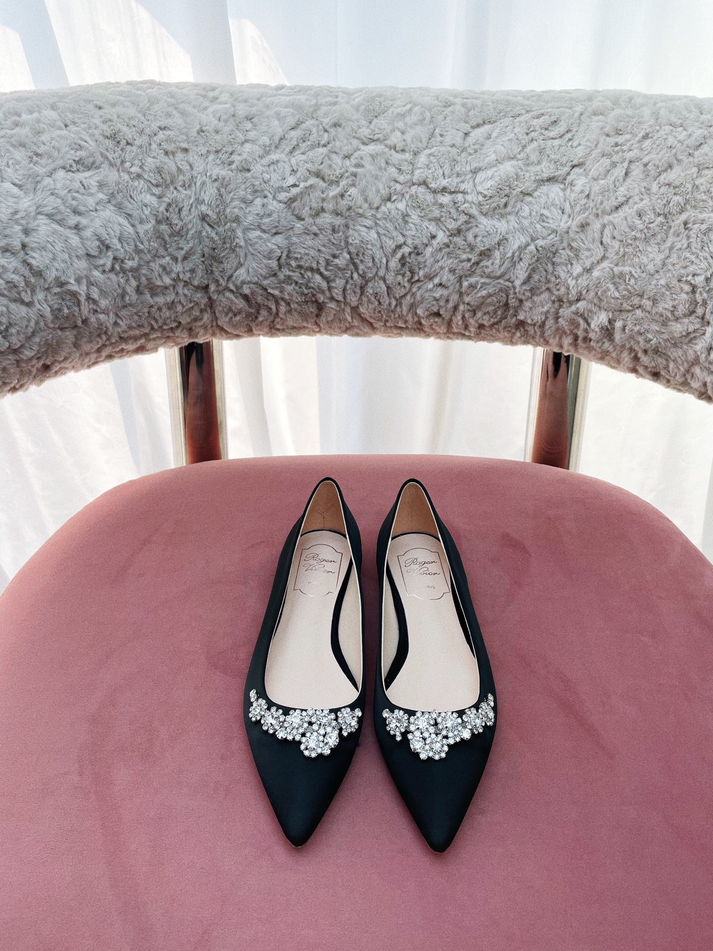 NO:252219,*RV wedding shoes flower diamond series high heels Ruby Lin, Tang Yan and others wear them during weddings. The flower diamond series that is essential for the fairy is also the most iconic RV in addition to the classic square buckle. Each flower diamond buckle is purely hand-made inlaid with 101 top Swarovski rhinestones. Every girl must have a pair. There will be some seasonal colors every season. In order to meet the needs of the fairies and brides to be expected, we will update new colors every season. Marriage is the most important stage for your life♀ (RV series is long-term) Sole original leather outsole Material: original custom silk/Greet imported lambskin in the inner lining Hardware original 11 custom Swarovski crystal diamond size 34-40 sizes {34 40 custom size} Heel height: flat sole shoe box with original full set packaging, single shoes, swarovski, high  heels, sheepskin, real silk, Leather soles19860909出  *RV婚鞋花钻系列高跟鞋 林心如,唐嫣等等大婚时都穿 小仙女必备的花钻系列也是RV除了经典方扣以外最标志性的一款 每一个花钻扣都是纯手工镶嵌101颗最顶级的施华洛世奇水钻 每个女生必然拥有的一双 每一季都会出一些seasonal的颜色 为了满足小仙女和准新娘们的的需求我们每一季都会更新新颜色 结婚是自己一辈子最重要的舞台♀（RV系列长期做货） 鞋底原版真皮大底 材质:原版定制真丝/格力特 内里进口小羊皮 五金原版11定制施华洛水晶钻 码数34-40码 {34 40 定制码数} 跟高: 平底 鞋盒配原版全套包装,单鞋,swarovski,high heels,sheepskin,real silk,Leather soles,Women's Shoes