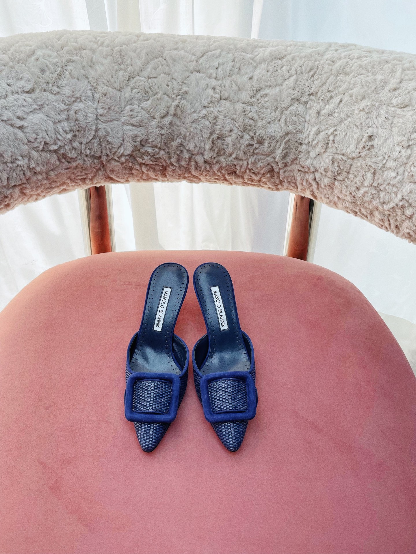 NO:239784,Manolo Blahni*k's highest version, long-term production, 23 new Yangjing bread buckle jelly color semi-torch, each color is super beautiful, the foot is very white, original replica, the style is super positive, the workmanship is perfect, elegant and versatile. Original mold opening (not the ordinary version of the market) MB high heels will arouse lust~ Material: Original custom imported Yangjing Neil imported sheepskin inner li size 34-42 sizes 34/40/41/42 custom-made non-return and exchange sole Italian leather outsole Heel height 7cm, semi-torch, manolo blahnik, manolo blahnik, high heels, sheepskin, sheep, Leather soles19860909出 Manolo Blahni*k最高版本 长期做货 23新款羊京面包扣果冻色半拖 每一个颜色都超好看 上脚都非常显白 原版复刻 版型超正 做工细节完美 ,高雅百搭.原版开模（不是市场的普通版本）MB高跟鞋会挑起情欲~ 材质:原版定制进口羊京 内里进口羊皮内里 码数34-42码 34/40/41/42定制不退换 鞋底意大利真皮大底 跟高7cm,半拖,manolo blahnik,manolo blahnik,high heels,sheepskin,sheep,Leather soles,Women's Shoes