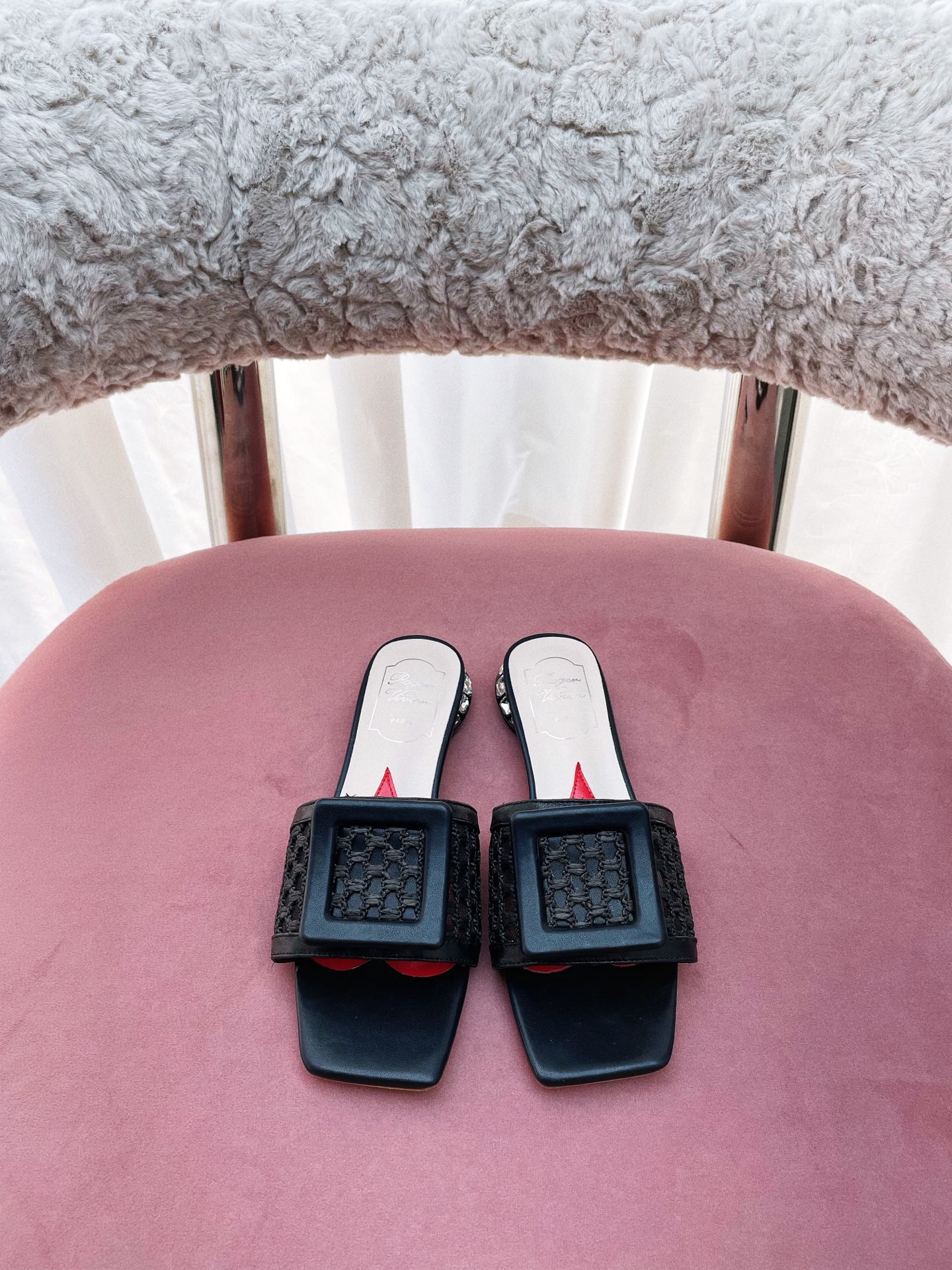 NO:239781,* 24 new models 24 new products small carp grass braid square diamond buckle women's flat sole casual take you into the RV vacation world RV Rafia hand-woven bag with the same series of crystal buckle slippers Strass Heel interprets the luxurious design of the shoes, making the shoes illuminate the feminine charm like jewelry. Draw inspiration from their favorite representatives, embellish the round flash diamond on the delicate low heel. Embellish the same color diamond buckle. The insole is embedded with an iconic heart pattern to show tenderness. The sole is original customized leather outsole Material: original customized woven Inner breathable sheepskin inner size 35-40 sizes 40 custom size Heel height: 2.5cm, slippers, slippers, espadrilles, sheepskin, Leather soles19860909出 * 24新款24新品小鲤鱼草编方钻扣女平底休闲 带你走进RV的度假世界RV拉菲草手工编织包包搭配同系列水晶扣拖鞋Strass Heel尽演绎鞋履奢华设计,让鞋子也像珠宝一般点亮女性魅力.从其钟爱的代表中汲取灵感,在精致的低跟上点缀圆形闪钻.点缀同色系钻扣.内底嵌有标志性的心形图案,尽显温柔. 鞋底原版定制真皮大底 材质:原版定制编织 内里透气羊皮内里 码数35-40码 40定制码数 跟高: 2.5cm,拖鞋,slippers,espadrilles,sheepskin,Leather soles,Women's Shoes