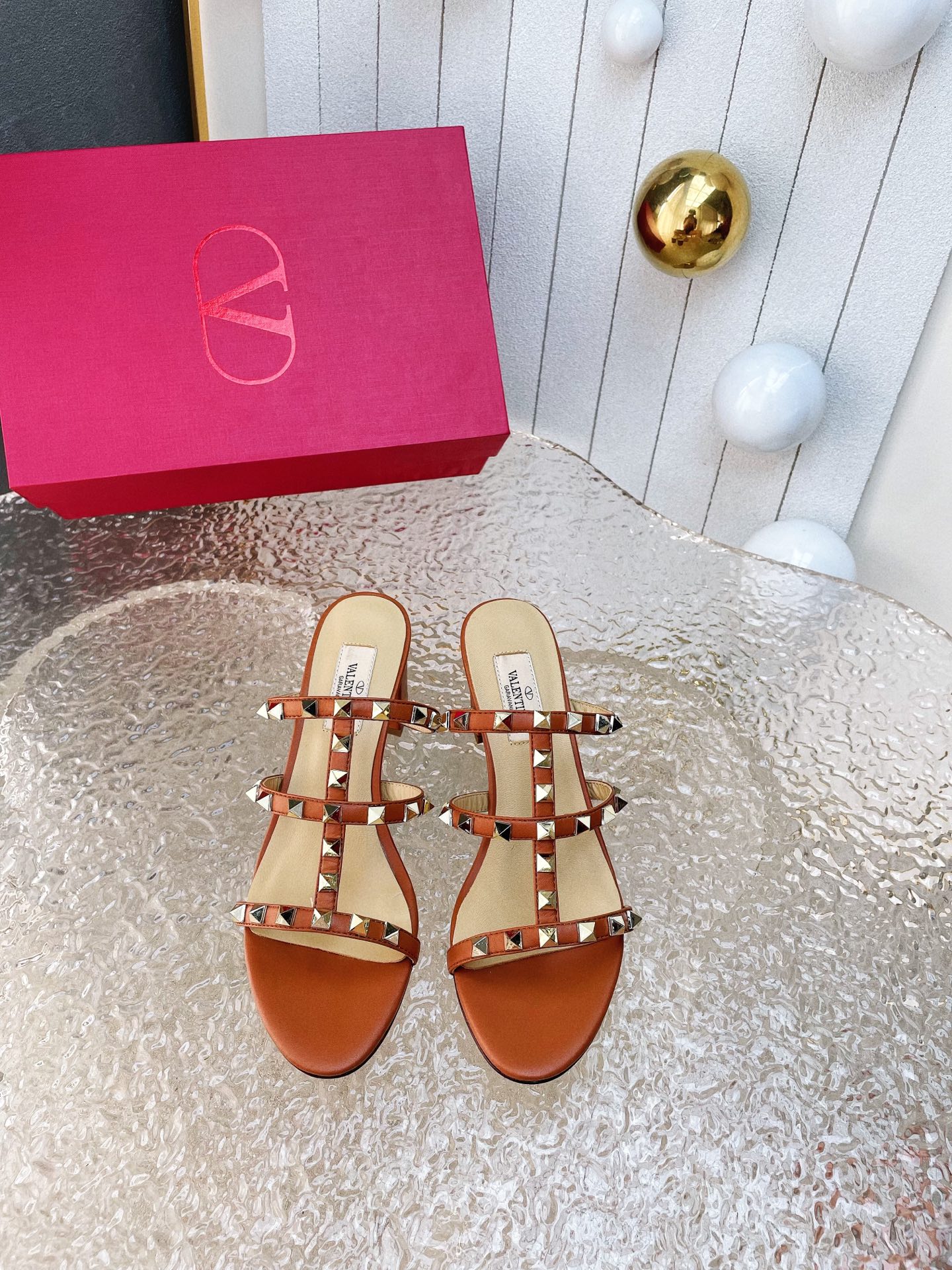 NO:264612,Valentin* 25 Spring and Summer New Riveted Smoothing Warren VT Home Large Riveted Series!  The original replica, the style is super positive, the workmanship is perfect, the combination is full of vintage, it is very comfortable to wear, elegant and versatile. The pointed rivets, Muller half-tugged, really fall in love with it at first sight. The unique color combination is classic and versatile. It shows the length of the legs. It is also cool with wide-leg pants. The original mold opening (not the ordinary version of the market) Italian leather bottom!  The highest version: Long-term production!  Material: Original custom cowhide, imported mixed-bred sheepskin inner lining, original hardware 11 mold opening rivets, size 35-39 40/41/42 custom Heel height: flat/6.5cm Warren VT height-enhancing thick sole shoes!  ,slippers, valentino, valentino, slippers, cowhide, sheepskin, Leather soles19860909出  Valentin*  25春夏新款铆钉凉拖 华伦VT家 大铆钉系列！原版复刻 版型超正 做工细节完美 搭配vintage感十足,上脚非常舒适 高雅百搭.尖头大铆钉穆勒半拖真的就一眼爱上 独特配色经典百搭 露腿穿显腿长 配阔腿裤也很酷原版开模（不是市场的普通版本）意大利真皮大底！最高版本 长期做货！ 材质:原版定制牛皮 内里进口混种羊皮内里 五金原版11开模铆钉 码数35-39 40/41/42定制 跟高:平底/6.5cm 华伦VT增高厚底鞋！,拖鞋,valentino,valentino,slippers,cowhide,sheepskin,Leather soles,Women's Shoes