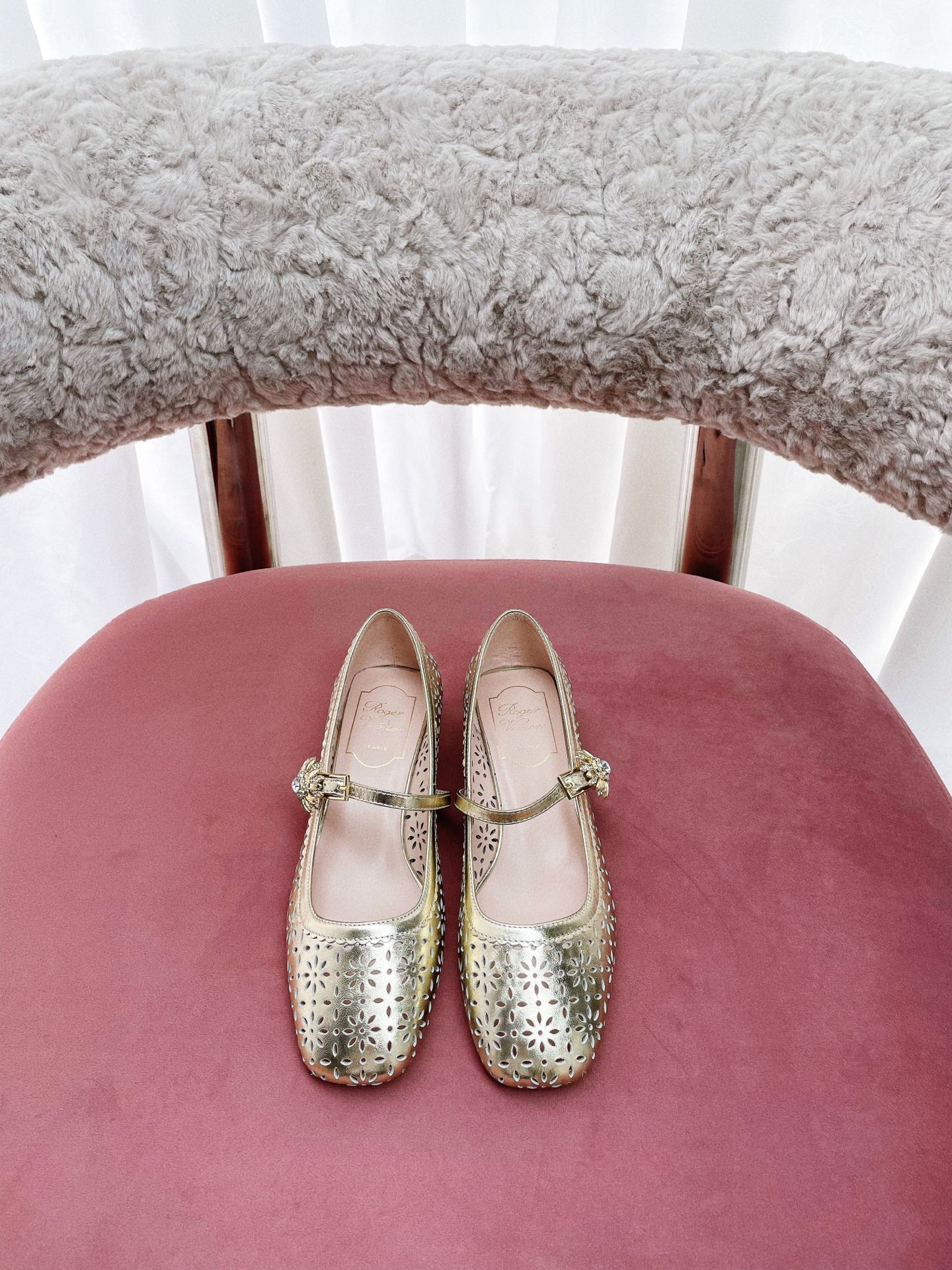 NO:264610,* 25 latest series of sunflower white c-position diamond buckle Mary Jane!  The French retro feel is so charming, Mary Zhen looks white and elegant at first glance. Whether it is matched with skirts or jeans, it is feminine. The small thick heels with steadily can also increase the height and make the legs look longer. Ballet shoes continue the essence of elegance and convey passionate love. Everyone loves diamond buckle sandals. Meet everyone's needs. Vivi's beautiful and charming soft leather with classic and generous buckles easily presents the romantic summer style hidden in full red heart, and is full of love (all RV series are available!) Sole original Italian leather outsole Material: original customized patent leather imported sheepskin hardware original Swarovski snowflake diamond buckle size 34-41 size 34/40/41 custom heel height 2.5cm (full set of counter packaging), single shoes, sandals, mary  jane skirts jeans sheepskin Leather soles19860909出 * 25最新款系列太阳花显白c位钻扣玛丽珍！法式复古感好迷人一眼就相中的玛丽珍,显白又显优雅气质~无论是搭配裙装还是牛仔裤都hin有女人味~带的小粗跟走路稳稳的还能增高显腿长芭蕾舞鞋 延续优雅精髓,传递炙热爱意~钻扣凉鞋大家爱不释手.满足大家需求 一贯vivi家唯美动人柔软皮革搭配经典大方扣轻松呈现夏日浪漫风情暗藏饱满红心,步步浓情四溢（RV全系列都有！） 鞋底原版意大利真皮大底 材质:原版定制漆皮 内里进口羊皮里 五金原版施华洛雪花钻扣 码数34-41码 34/40/41定制 跟高2.5cm（全套专柜包装）,单鞋,sandals,mary jane,skirts,jeans,sheepskin,Leather soles,Women's Shoes