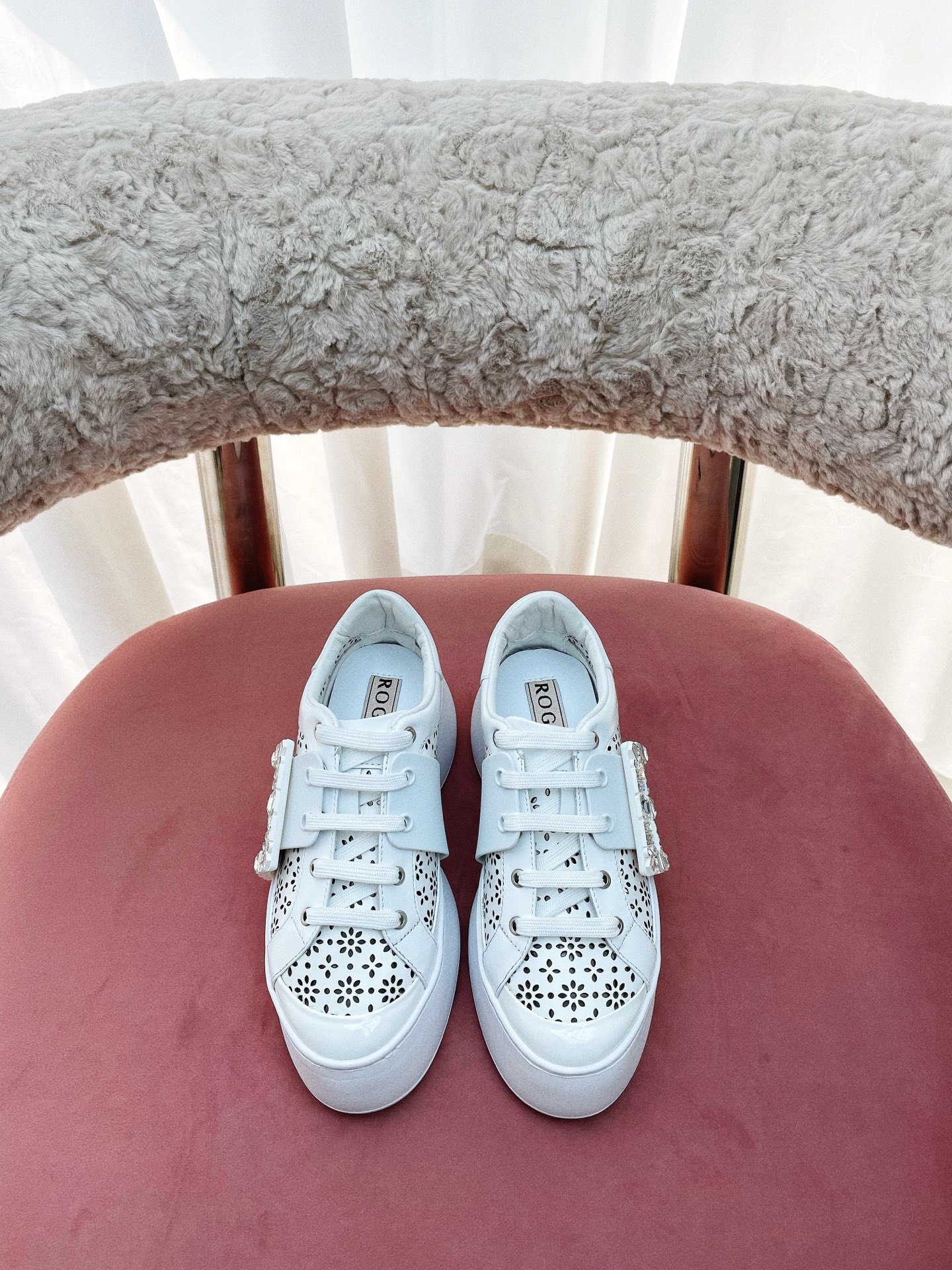 NO:264606,* 2025 new RV women's shoes Viv Skate casual white shoes. It's easy to wear and versatile. Top This season's latest Viv'Skate diamond buckle thick-soled casual shoes, with a height of about 7.5cm, and it's steadily turned into long legs in seconds. Handmade from cowhide, paired with gorgeous flashing diamond buckles, easily enhance various daily outfits. Celebrity celebrity lady has a pair of loafers. This pair of loafers from shoe shape to leather to shoe buckles is perfect and impeccable. Easy to interpret French romantic style. The entire series of RVs (must buy RV loafers every year~ to explosion, the welfare of the small sister) Sole original EVA foam rubber sole Material: original custom hollowing, imported lambskin imported in the inner hardware original 11 custom diamond buckles. Size 35-40 40 custom  Heel height 7.5cm, casual shoes/sports shoes, loafers, sneakers, cowhide, sheepskin19860909出  * 2025新款RV女鞋Viv Skate休闲小白鞋 好穿、百搭没得话说Top本季最新Viv'Skate钻扣厚底休闲鞋,增高大约7.5cm,稳稳妥妥秒变大长腿 以牛皮手工制成,配以华丽的闪钻饰扣,轻松提升各种日常装束.明星网红名媛小姐姐人手一对乐福鞋 这双乐福鞋从鞋型到皮质到鞋扣 完美的无可挑剔 轻松演绎法式浪漫风情 RV全系列做齐（每年必买RV乐福鞋~到爆炸 小个子姐姐的福利款） 鞋底原版EVA发泡橡胶底 材质:原版定制镂空 内里进口小羊皮 五金原版11定制钻扣 码数35-40 40定制 跟高7.5cm,休闲鞋/运动鞋,loafers,sneakers,cowhide,sheepskin,Women's Shoes