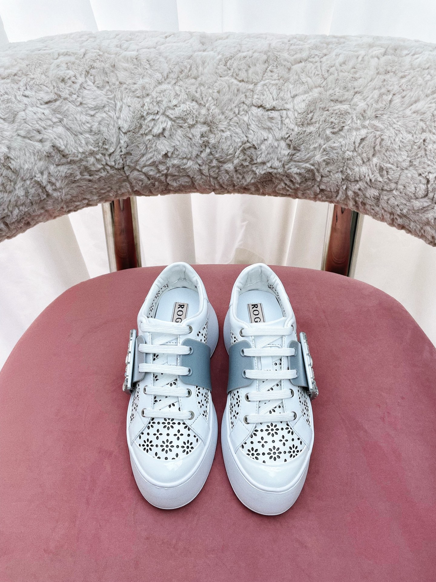 NO:264608,* 2025 new RV women's shoes Viv Skate casual white shoes. It's easy to wear and versatile. Top This season's latest Viv'Skate diamond buckle thick-soled casual shoes, with a height of about 7.5cm, and it's steadily turned into long legs in seconds. Handmade from cowhide, paired with gorgeous flash diamond buckles, easily enhance various daily outfits. Celebrity celebrity lady has a pair of loafers. This pair of loafers from shoe shape to leather to shoe buckles is perfect and impeccable. Easy to interpret French romantic style. The entire series of RVs (must buy RV loafers every year~ to explosion, the welfare of the small sister) Sole original EVA foam rubber sole Material: original custom hollowing, imported lambskin imported in the inner hardware original 11 custom diamond buckles. Size 35-40 40 custom  Heel height 7.5cm, casual shoes/sports shoes, loafers, sneakers, cowhide, sheepskin19860909出  * 2025新款RV女鞋Viv Skate休闲小白鞋 好穿、百搭没得话说Top本季最新Viv‘Skate钻扣厚底休闲鞋,增高大约7.5cm,稳稳妥妥秒变大长腿 以牛皮手工制成,配以华丽的闪钻饰扣,轻松提升各种日常装束.明星网红名媛小姐姐人手一对乐福鞋 这双乐福鞋从鞋型到皮质到鞋扣 完美的无可挑剔 轻松演绎法式浪漫风情 RV全系列做齐（每年必买RV乐福鞋~到爆炸 小个子姐姐的福利款） 鞋底原版EVA发泡橡胶底 材质:原版定制镂空 内里进口小羊皮 五金原版11定制钻扣 码数35-40 40定制 跟高7.5cm,休闲鞋/运动鞋,loafers,sneakers,cowhide,sheepskin,Women's Shoes