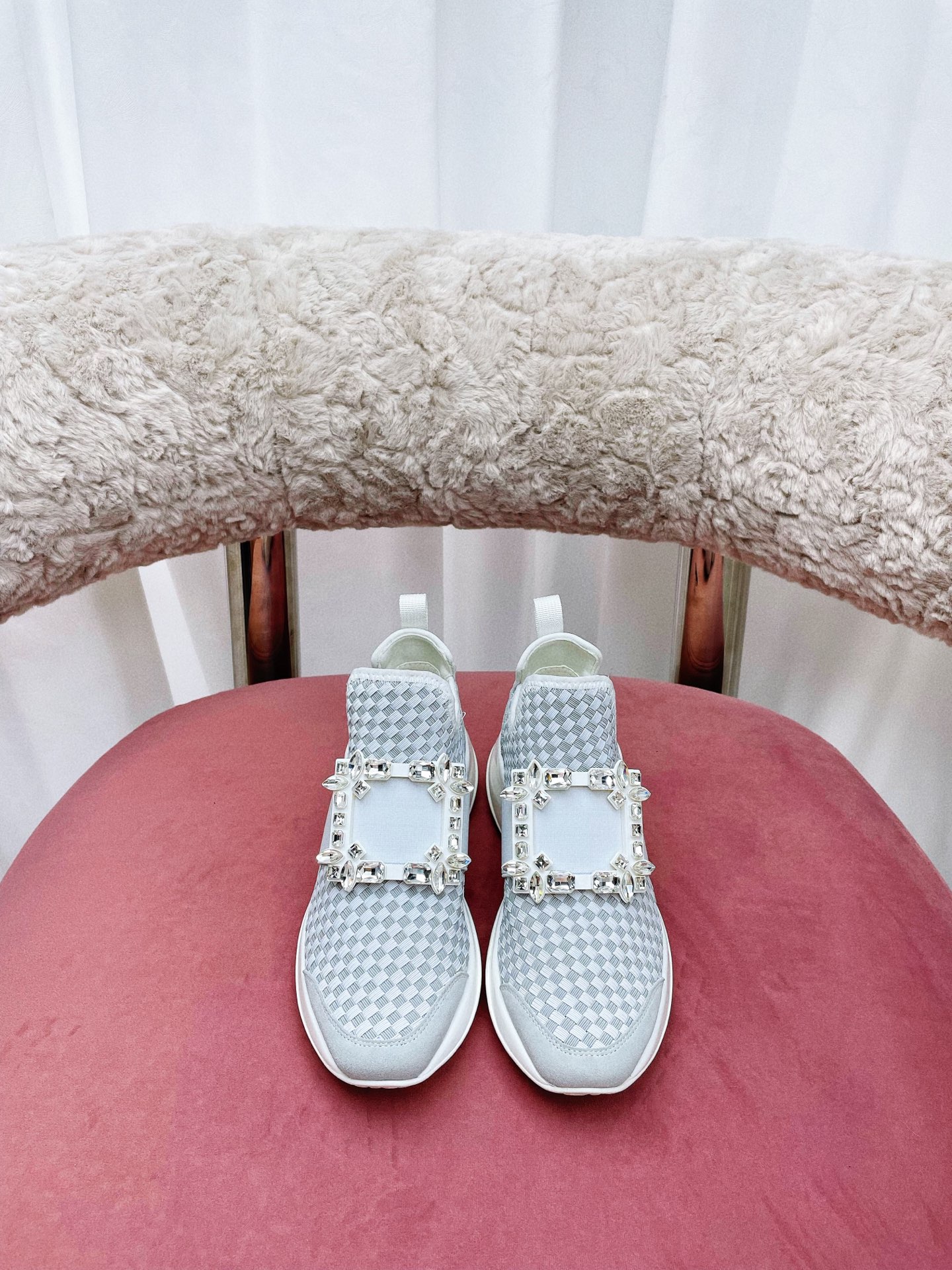 NO:264592,* 2025 summer new RV women's shoes Viv Run diamond buckle casual shoes Tang Yan, Lin Yun, and Lin Xinru are the same air casual series loafers!  The light sports trend is coming, and a young lady who wants to increase her height is very suitable for this one!  Perfect stretched leg lines Original replica, super positive style, perfect workmanship details, very comfortable and elegant and versatile. Original mold opening (not the ordinary version of the market) Original custom foamed sole 7.5cm Material: Original custom breathable mesh, imported water dyed sheepskin inner lining, original hardware 11 mold opening color/decorative diamond buckle, size 34-40, 34/40 customization, no return or exchange, travel~driving~sports essential casual styles, casual shoes/sports shoes, loafers, sneakers, sheepskin19860909出 * 2025夏季新款RV女鞋Viv Run钻扣休闲鞋 唐嫣、林允、林心如同款航空休闲系列乐福鞋！轻运动风潮来袭,想要增高的小姐姐非常适合这款！完美拉伸腿部线条 原版复刻 版型超正 做工细节完美 ,上脚非常舒适 高雅百搭.原版开模（不是市场的普通版本） 鞋底原版定制发泡大底7.5cm 材质:原版定制透气网面 内里进口水染羊皮内里 五金原版11开模彩/饰钻扣 码数34-40码 34/40定制不退换 旅游~开车~运动必备休闲款,休闲鞋/运动鞋,loafers,sneakers,sheepskin,Women's Shoes