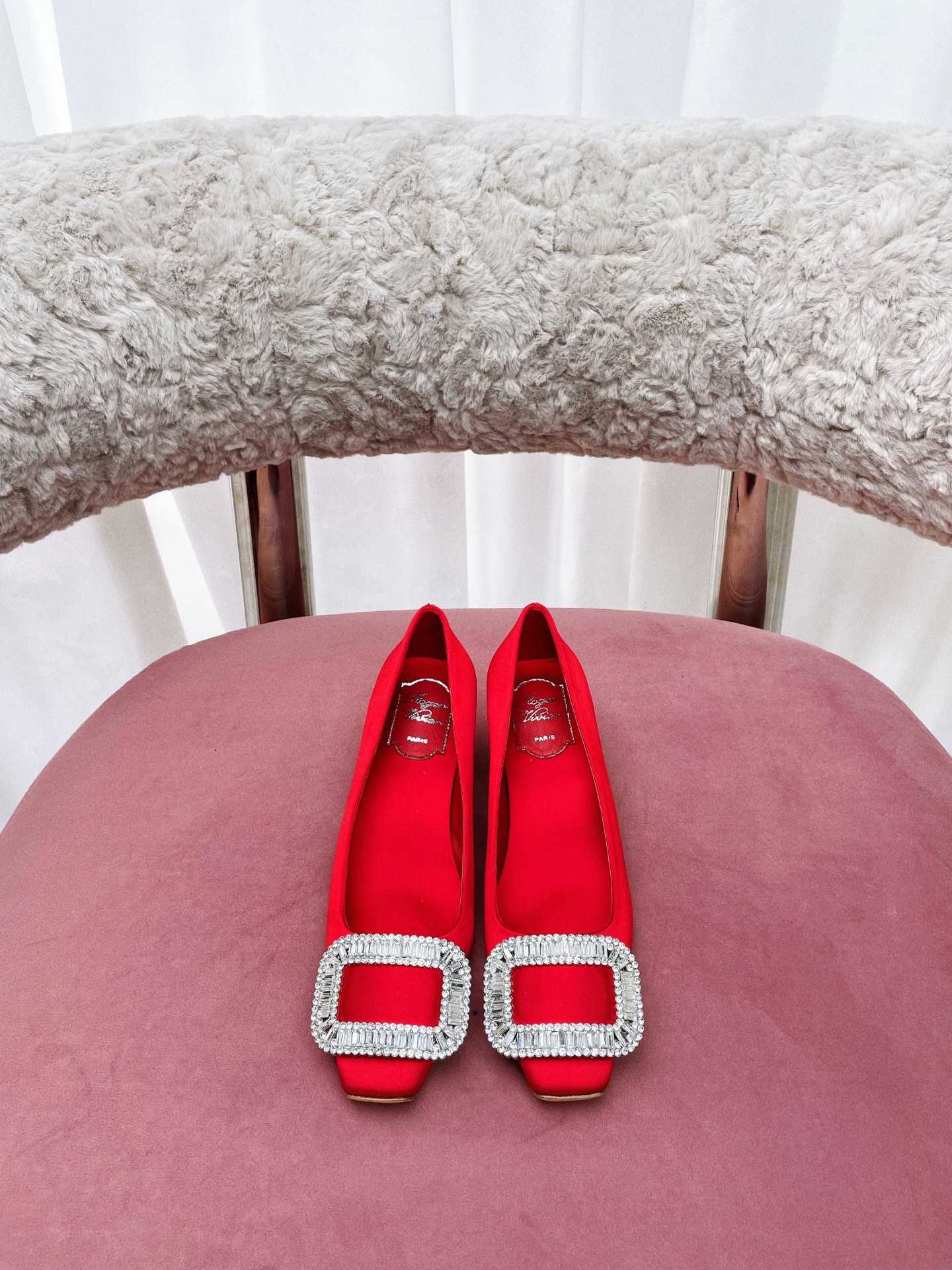 NO:391902,*RV is a fashion benchmark in the shoe industry. Classic square buckles are the brand’s logo. It’s hard to dislike them. Pair most of the clothes in your closet to work. The dates are simple and tasteless. Let’s call the classic square buckles again!  This series can really be closed. Just pick the color according to your preference. They are all very versatile. The style will not go out of date after wearing for a few years. Moreover, all kinds of clothes are easy to control and not picky. They can also hold on to the scene in daily or important occasions. They are exquisite and cool, and the upper body is full of temperament~ Original leather sole of the sole Material: Original custom silk, imported sheepskin, inner lining, original hardware 11 custom Swarlow diamond buckle, size 34-41 size 34/40/41 custom heel height 4.5cm/2.5cm, single shoes, sheepskin, real silk, Leather soles19860909出 *RV作为鞋界时尚标杆 经典方扣是品牌的标志 很难让人不喜欢 搭配你衣橱里大部分衣服上班 约会都简洁不失品味 又来给经典款方扣单鞋打call咯！ 这个系列真的可以闭眼入哦, 颜色按喜好去pick就好,都很百搭 版型随便穿几年都不会过时, 并且各种衣服上身都好驾驭且不挑, 日常或者是重要场合也都撑得住场面的, 可精致可酷飒,上身气质感满满~ 鞋底原版真皮大底 材质: 原版定制真丝 内里进口羊皮内里 五金原版11定制施华洛钻扣 码数34-41码 34/40/41定制 跟高4.5cm/2.5cm,单鞋,sheepskin,real silk,Leather soles,Women's Shoes