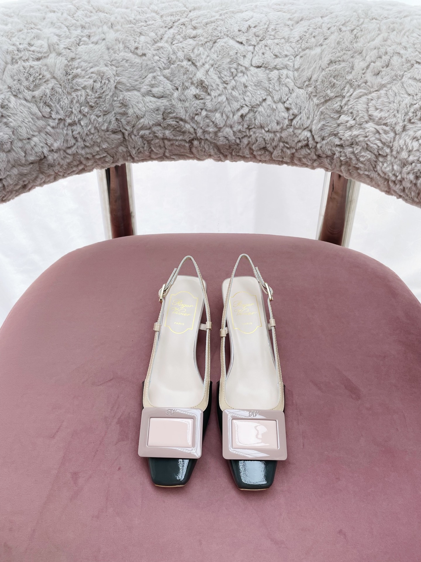 NO:415533,*RV women's shoes Belle Vivier buckle high heels thick heels. Super beautiful and white pair of square buckle sandals. This backband high heels are handmade from patent leather and have brand buckles. The inspiration is shining with lady. It can be matched with exquisite or casual outfits. One word is beautiful. It will look better with a little thick heel. It will modify the lines of the calf and not tired of walking. You will definitely fall in love at first sight. Pairing pants is cool and elegant with skirts. RV ladies must have sandals. The Maverick patent leather is soft and delicate, and the classic square buckle design has distinct brand characteristics. It satisfies all summer outfits for Jimei!  Original leather outsole Material: Original custom patent leather Imported sheepskin inner lining hardware original 11 custom buckle size 34-40 sizes 34/40 custom heel height 4.5cm shoe box with original full set packaging, sandals, sandals, high heels, skirts, sheepskin, Leather soles19860909出  *RV女鞋Belle Vivier饰扣高跟鞋粗跟单鞋 超美超显脚白的一双方扣饰扣凉鞋 本款后祥带高跟鞋以漆皮手工制成,设有品牌饰扣,灵感源闪耀淑女,搭配精致或休闲装束皆可 一个字美 带点小粗跟会更好看,修饰小腿线条又走路不累 你一定会一见钟情 搭裤子炫酷 搭裙子优雅 RV的小姐姐们必备单品凉鞋 小牛漆皮质地柔软细腻,经典的方扣设计,具有鲜明的品牌特性 满足集美们的一切夏日穿搭！ 鞋底原版真皮大底 材质:原版定制漆皮 内里进口羊皮内里 五金原版11定制饰扣 码数34-40码 34/40定制 跟高4.5cm 鞋盒配原版全套包装,凉鞋,sandals,high heels,skirts,sheepskin,Leather soles,Women's Shoes