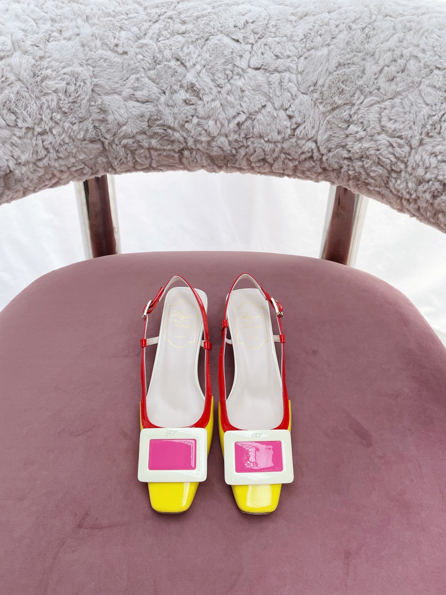 NO:415539,*RV women's shoes Belle Vivier buckle high heels thick heels. Super beautiful and white pair of square buckle sandals. This backband high heels are handmade from patent leather and have brand buckles. The inspiration is shining with lady. It can be matched with exquisite or casual outfits. One word is beautiful. It will look better with a little thick heel. It will modify the lines of the calf and not tired of walking. You will definitely fall in love at first sight. Pairing pants is cool and elegant with skirts. RV ladies must have sandals. The Maverick patent leather is soft and delicate, and the classic square buckle design has distinct brand characteristics. It satisfies all summer outfits for Jimei!  Original leather outsole Material: Original custom patent leather/woven inner lining imported sheepskin inner lining hardware original 11 custom buckle size 34-40 sizes 34/40 custom heel height 4.5cm shoe box with original full set packaging, sandals, sandals, high heels, skirts, sheepskin, Leather soles19860909出  *RV女鞋Belle Vivier饰扣高跟鞋粗跟单鞋 超美超显脚白的一双方扣饰扣凉鞋 本款后祥带高跟鞋以漆皮手工制成,设有品牌饰扣,灵感源闪耀淑女,搭配精致或休闲装束皆可 一个字美 带点小粗跟会更好看,修饰小腿线条又走路不累 你一定会一见钟情 搭裤子炫酷 搭裙子优雅 RV的小姐姐们必备单品凉鞋 小牛漆皮质地柔软细腻,经典的方扣设计,具有鲜明的品牌特性 满足集美们的一切夏日穿搭！ 鞋底原版真皮大底 材质:原版定制漆皮/织布 内里进口羊皮内里 五金原版11定制饰扣 码数34-40码 34/40定制 跟高4.5cm 鞋盒配原版全套包装,凉鞋,sandals,high heels,skirts,sheepskin,Leather soles,Women's Shoes