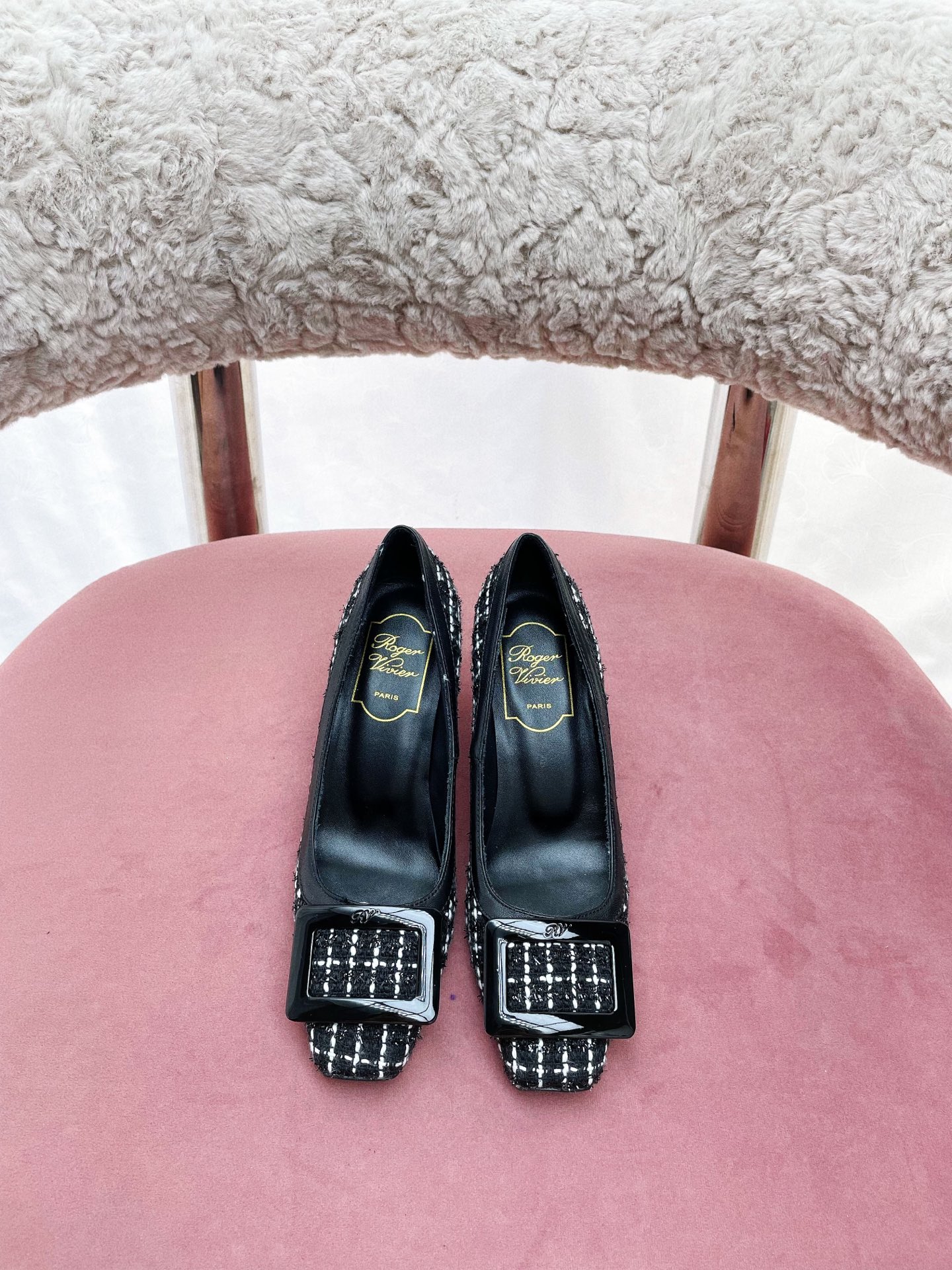 NO:443325,Out of stock * (inspection level) RV is a fashion benchmark in the shoe industry. Classic square buckles are the brand's logo. It is hard to dislike them. They match most of the clothes in your closet to work. The dates are simple and tasteless. Let's call the classic square buckles again!  This series can really be closed. Just pick the color according to your preference. They are all very versatile. The style will not be outdated after wearing for a few years. Moreover, all kinds of clothes are easy to control and not picky. They can also hold on to the scene in daily or important occasions. They are exquisite and cool, and the upper body is full of temperament~ Original leather sole of the sole Material: Original custom patent leather, imported sheepskin inner lining, original hardware 11 customized square buckle, size 34-41 size 34/40/41 customized, high flat heel/2.5 low heel/4.5 straight heel/4.5 slanted heel/7.5 thin heel. Shoe box with original full packaging, single shoes, sheepskin, Leather soles19860909出 现货 *（验货级别） RV作为鞋界时尚标杆 经典方扣是品牌的标志 很难让人不喜欢 搭配你衣橱里大部分衣服上班 约会都简洁不失品味 又来给经典款方扣单鞋打call咯！ 这个系列真的可以闭眼入哦, 颜色按喜好去pick就好,都很百搭 版型随便穿几年都不会过时, 并且各种衣服上身都好驾驭且不挑, 日常或者是重要场合也都撑得住场面的, 可精致可酷飒,上身气质感满满~ 鞋底原版真皮大底 材质:原版定制漆皮 内里进口羊皮内里 五金原版11定制方扣 码数34-41码34/40/41定制 跟高平底/2.5低跟/4.5直跟/4.5斜跟/7.5细跟 鞋盒配原版全套包装,单鞋,sheepskin,Leather soles,Women's Shoes