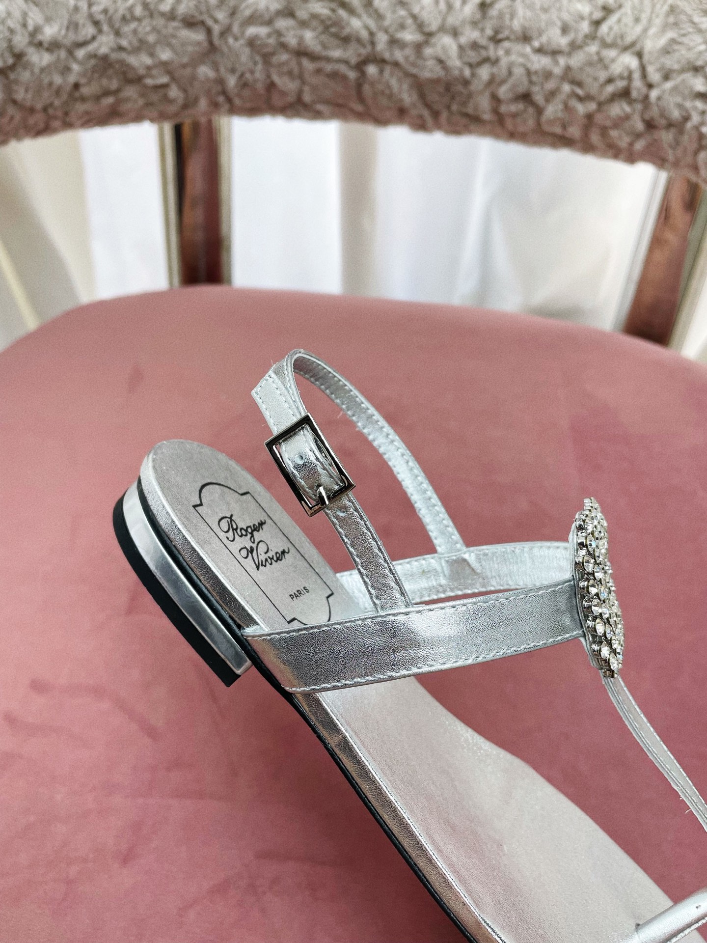 Title: Roger Vivier Summer Sandals Collection Overview Summary: Parisian brand Roger Vivier releases European-style sandals with unique details like square diamond embellishments, Italian leather soles, and custom buttons - 图片 6