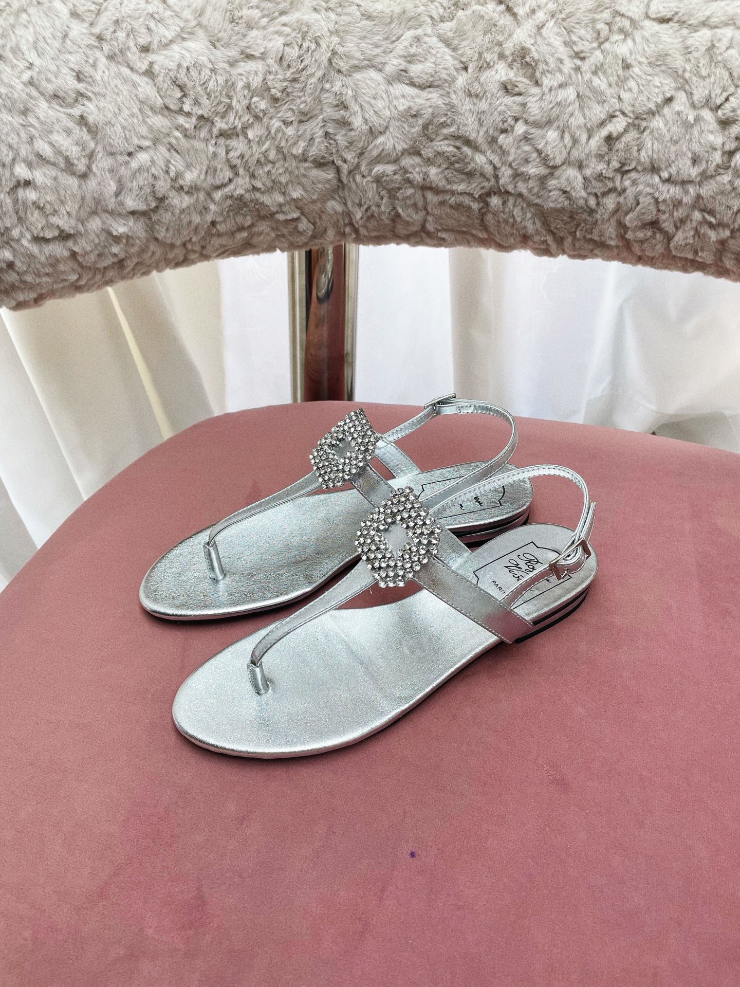Title: Roger Vivier Summer Sandals Collection Overview Summary: Parisian brand Roger Vivier releases European-style sandals with unique details like square diamond embellishments, Italian leather soles, and custom buttons - 图片 2
