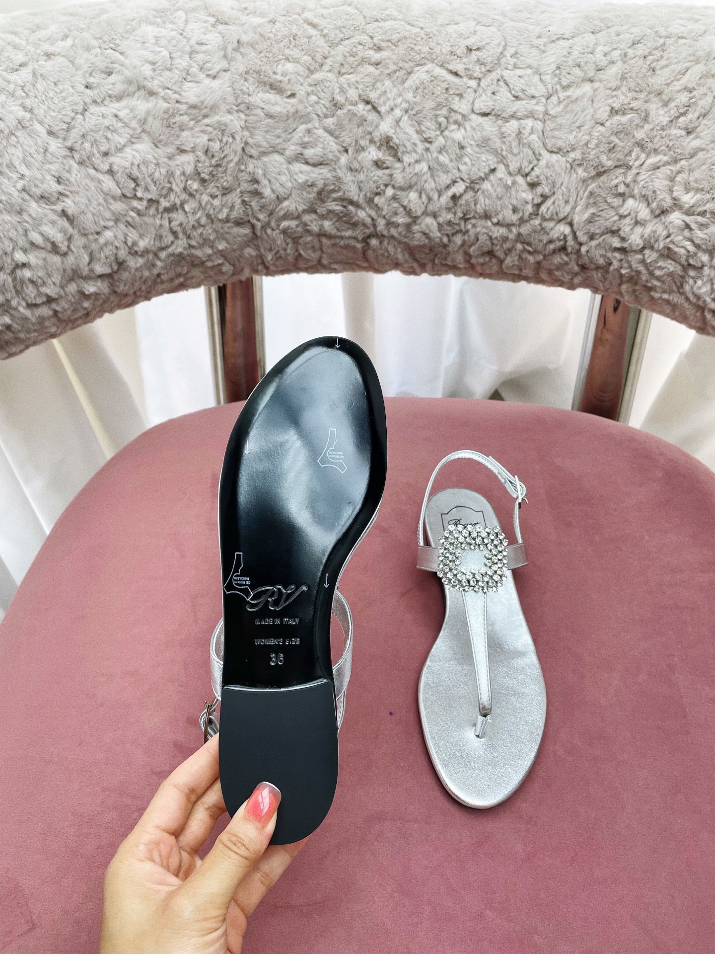 Title: Roger Vivier Summer Sandals Collection Overview Summary: Parisian brand Roger Vivier releases European-style sandals with unique details like square diamond embellishments, Italian leather soles, and custom buttons - 图片 8