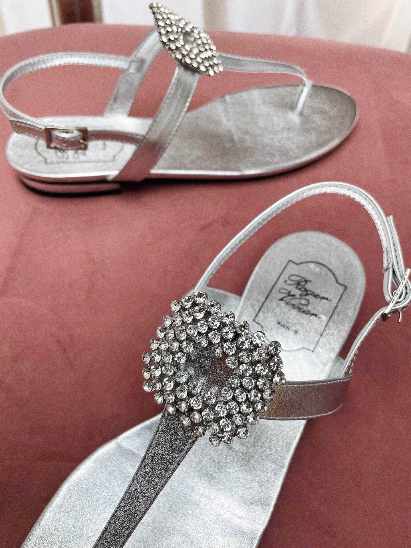 Title: Roger Vivier Summer Sandals Collection Overview Summary: Parisian brand Roger Vivier releases European-style sandals with unique details like square diamond embellishments, Italian leather soles, and custom buttons - 图片 7