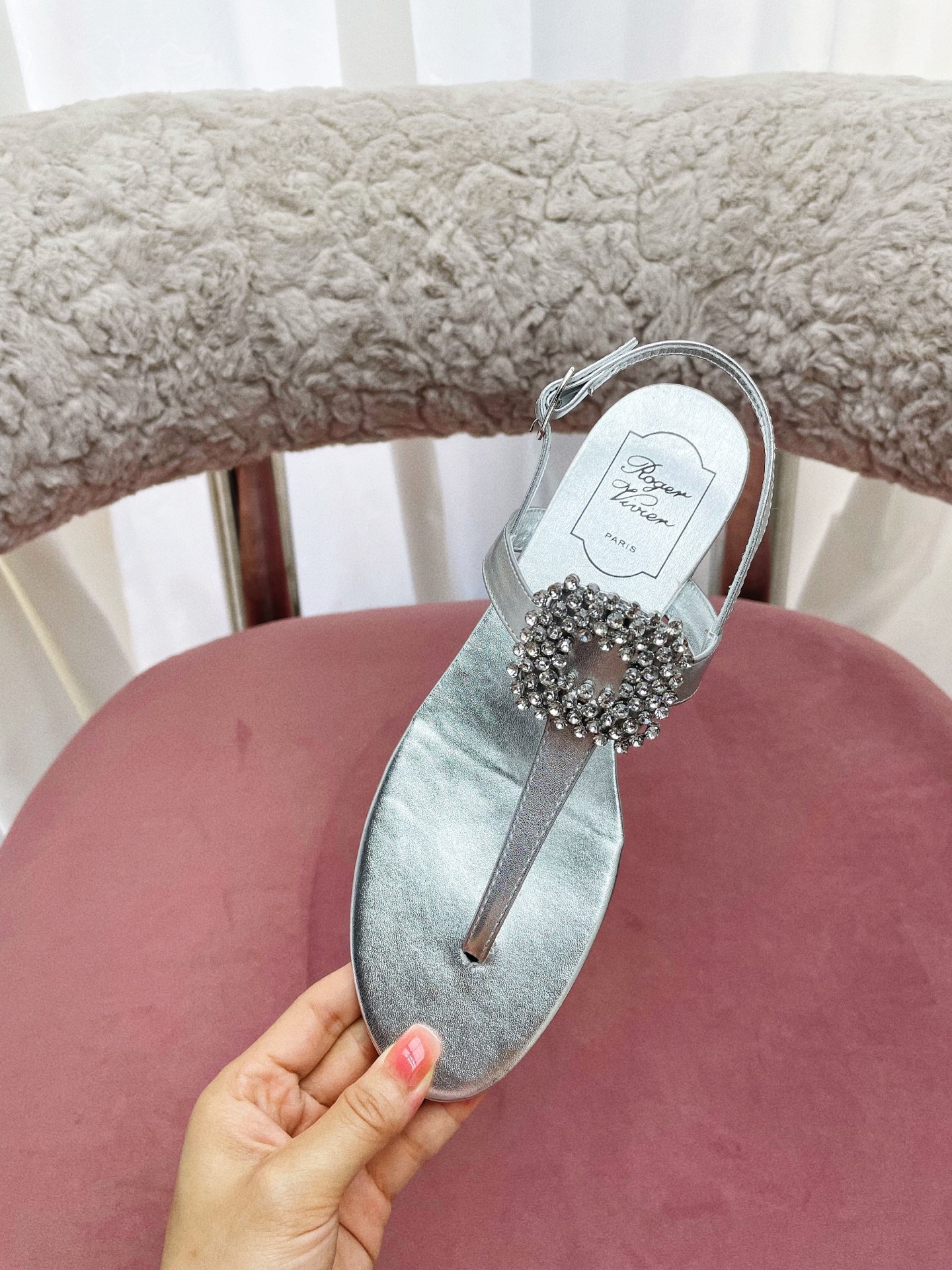 Title: Roger Vivier Summer Sandals Collection Overview Summary: Parisian brand Roger Vivier releases European-style sandals with unique details like square diamond embellishments, Italian leather soles, and custom buttons - 图片 4