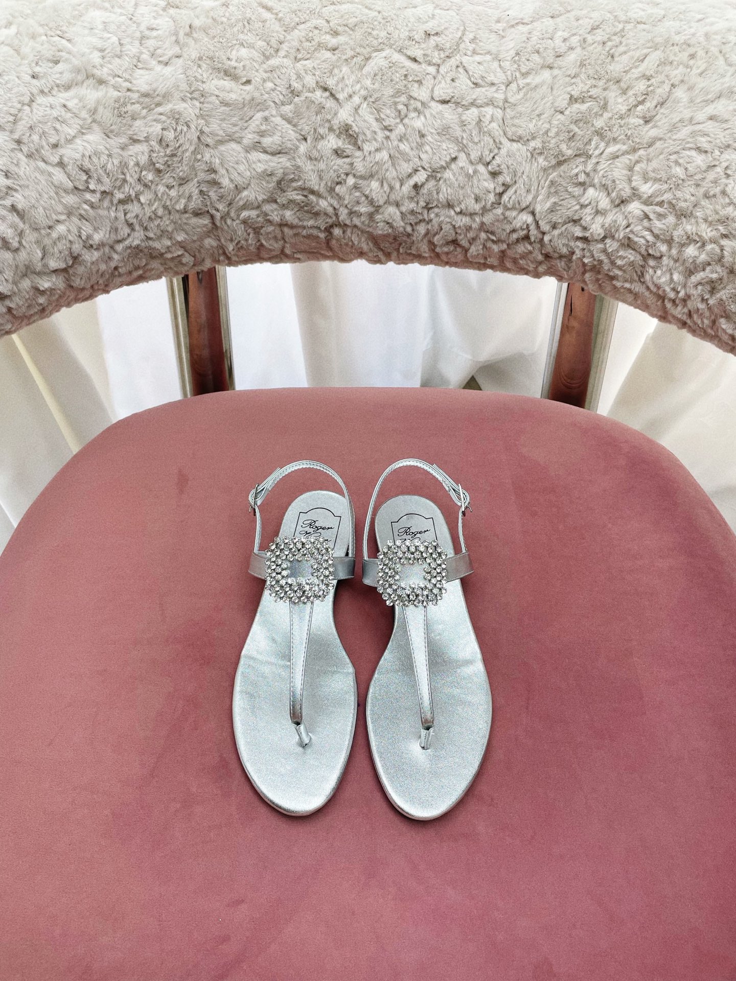 Title: Roger Vivier Summer Sandals Collection Overview Summary: Parisian brand Roger Vivier releases European-style sandals with unique details like square diamond embellishments, Italian leather soles, and custom buttons - 图片 9
