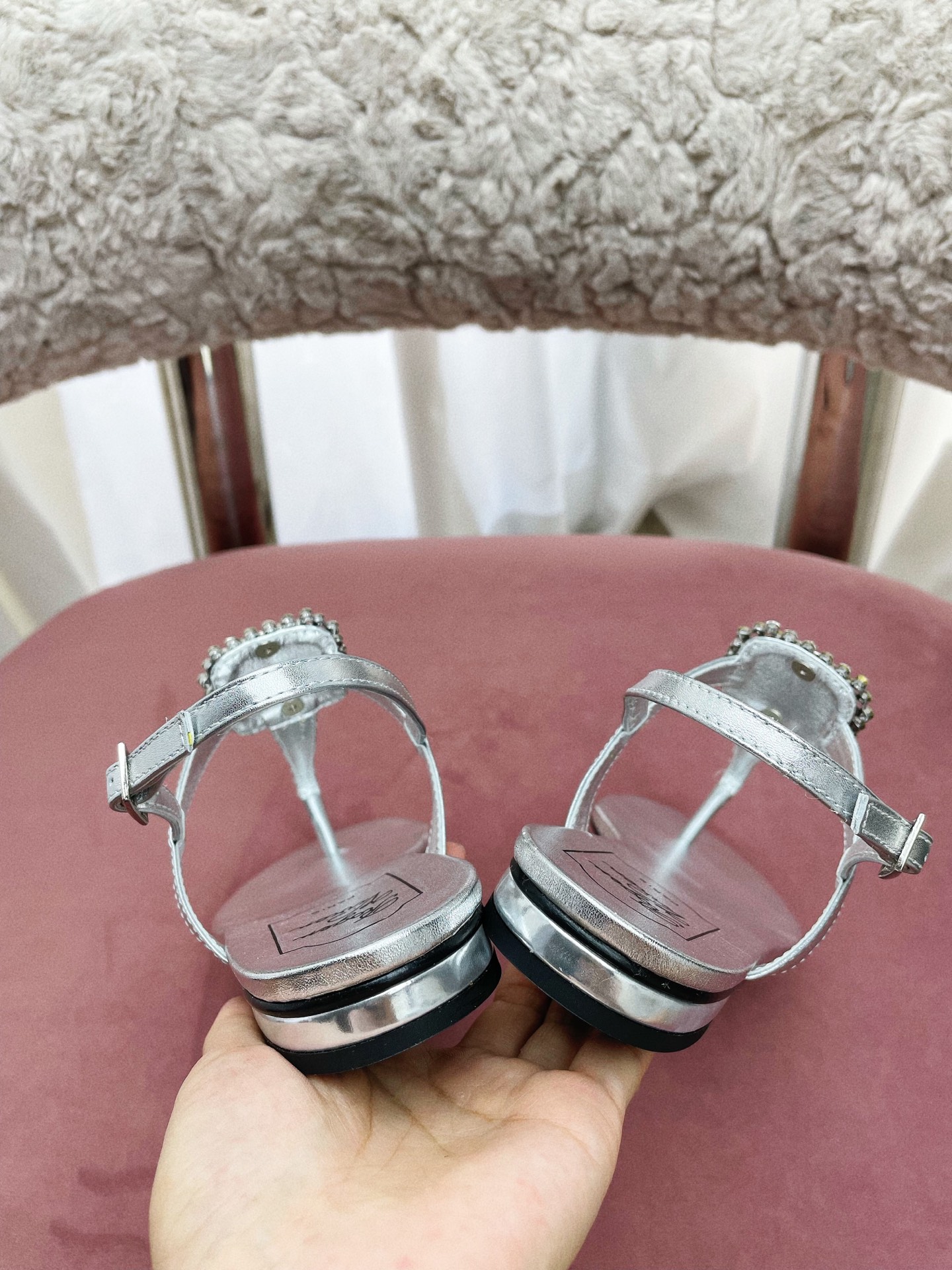 Title: Roger Vivier Summer Sandals Collection Overview Summary: Parisian brand Roger Vivier releases European-style sandals with unique details like square diamond embellishments, Italian leather soles, and custom buttons - 图片 5