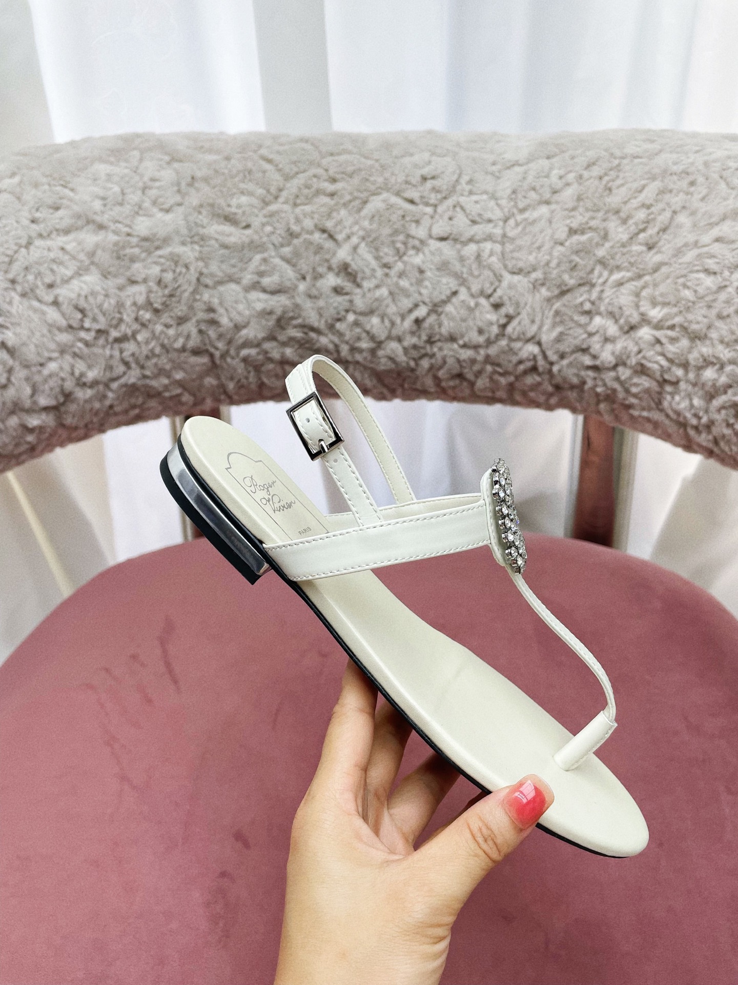 “European Style Parisian Sandals: Roger Vivier Collection with Square Diamond Detail and Italian Leather Soles” - 图片 3