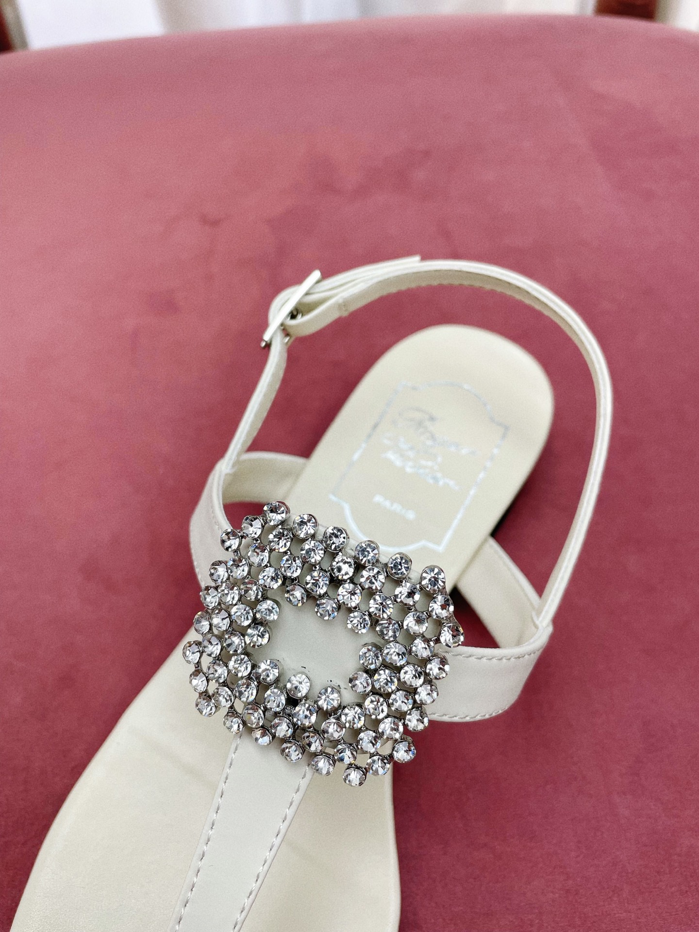 “European Style Parisian Sandals: Roger Vivier Collection with Square Diamond Detail and Italian Leather Soles” - 图片 8