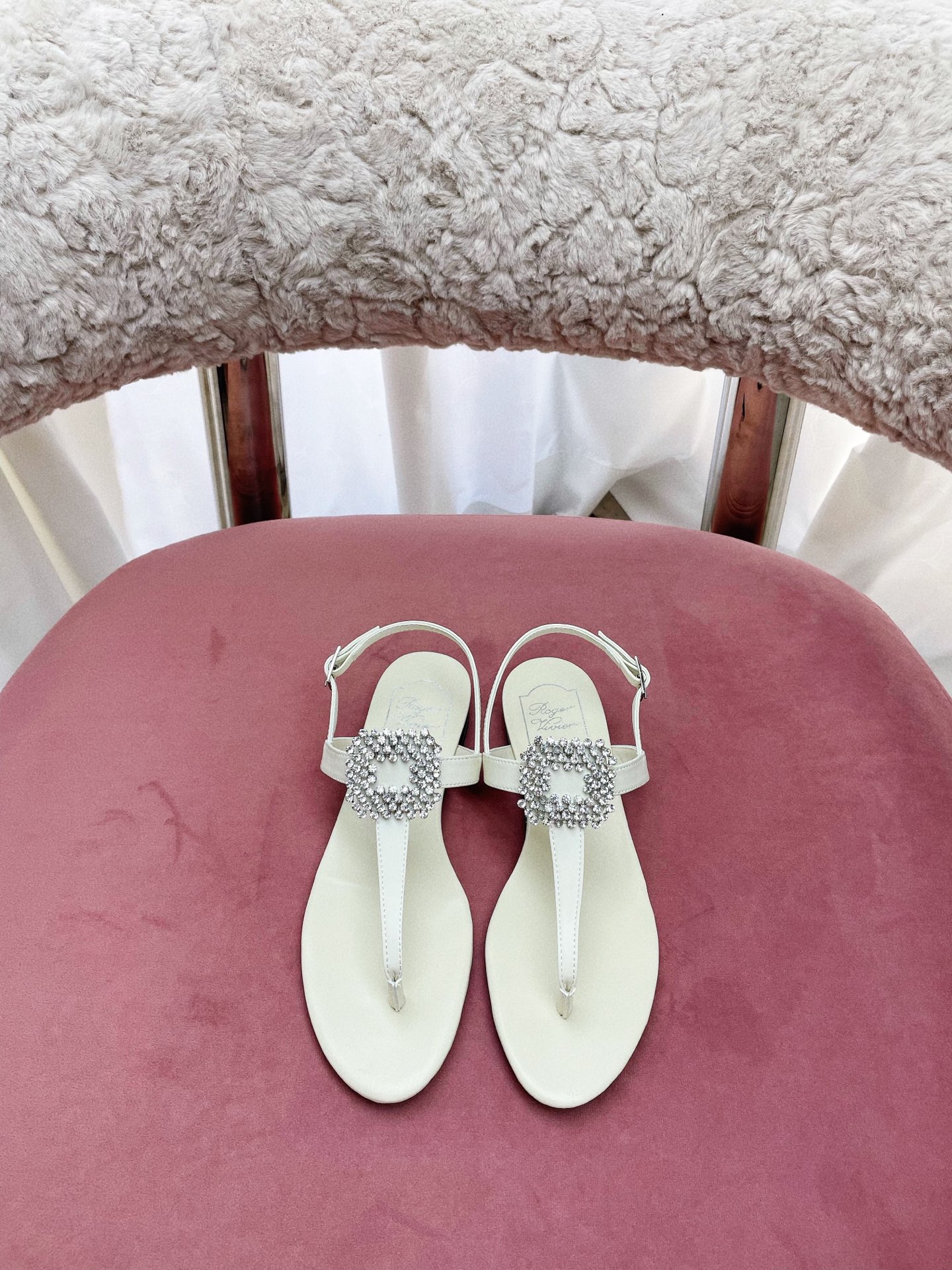 “European Style Parisian Sandals: Roger Vivier Collection with Square Diamond Detail and Italian Leather Soles” - 图片 5